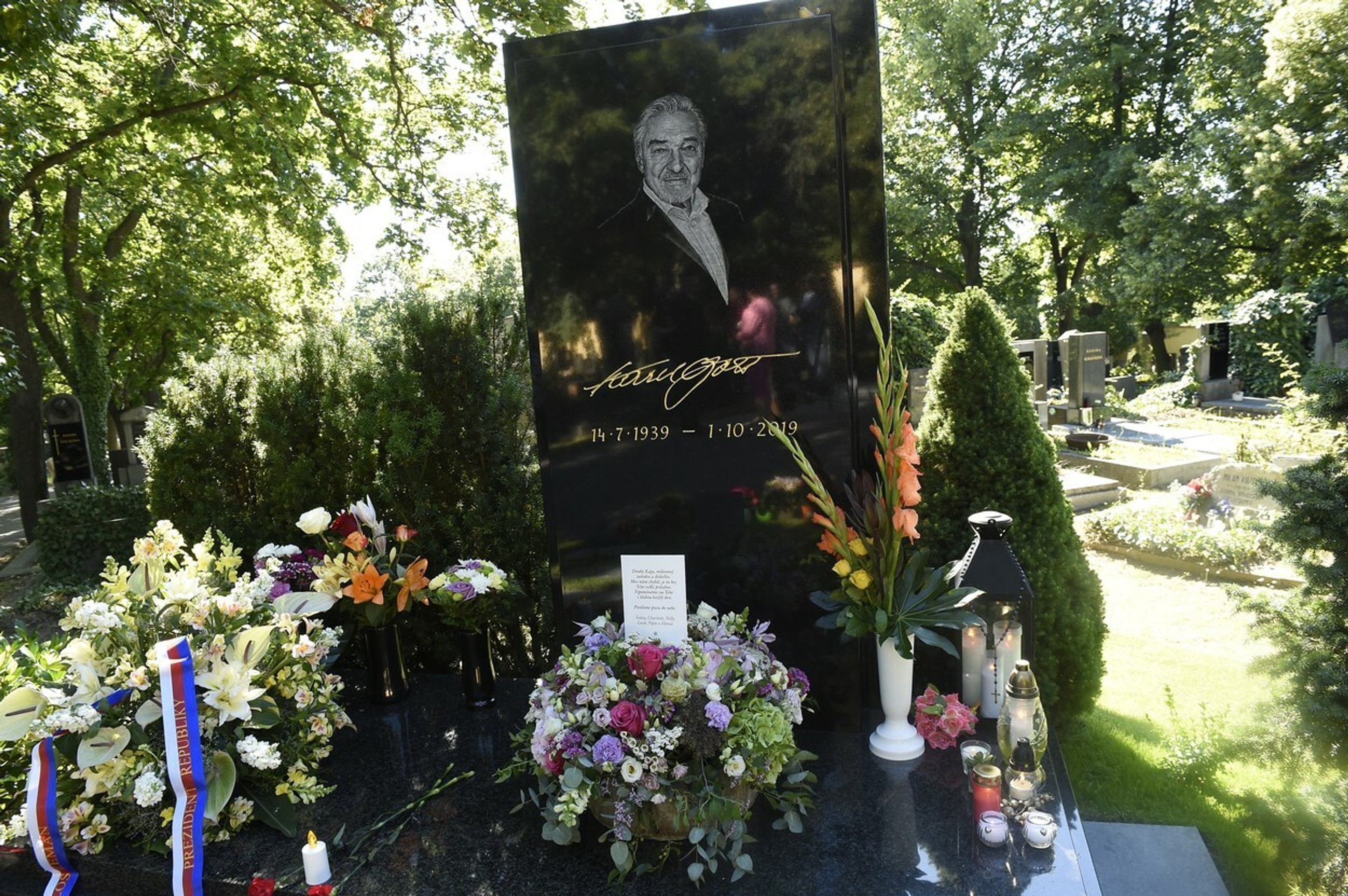 Hrob Karla Gotta pri príležitosti jeho nedožitých 81. narodenín.