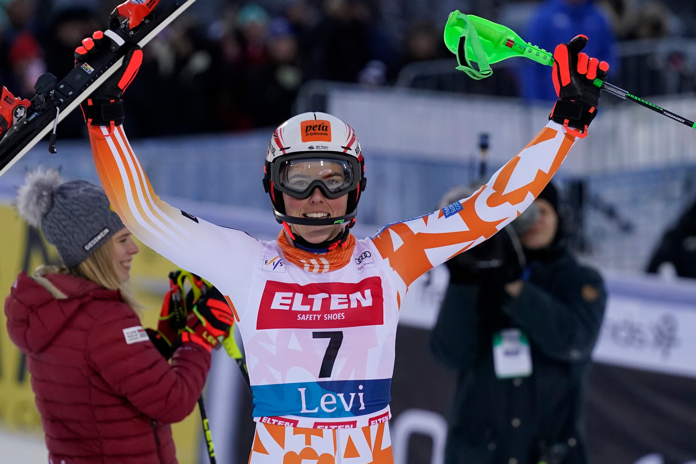 Petra Vlhová oslavuje víťazstvo v cieli 2. kola slalomu žien Svetového pohára v alpskom lyžovaní žien vo fínskom Levi.