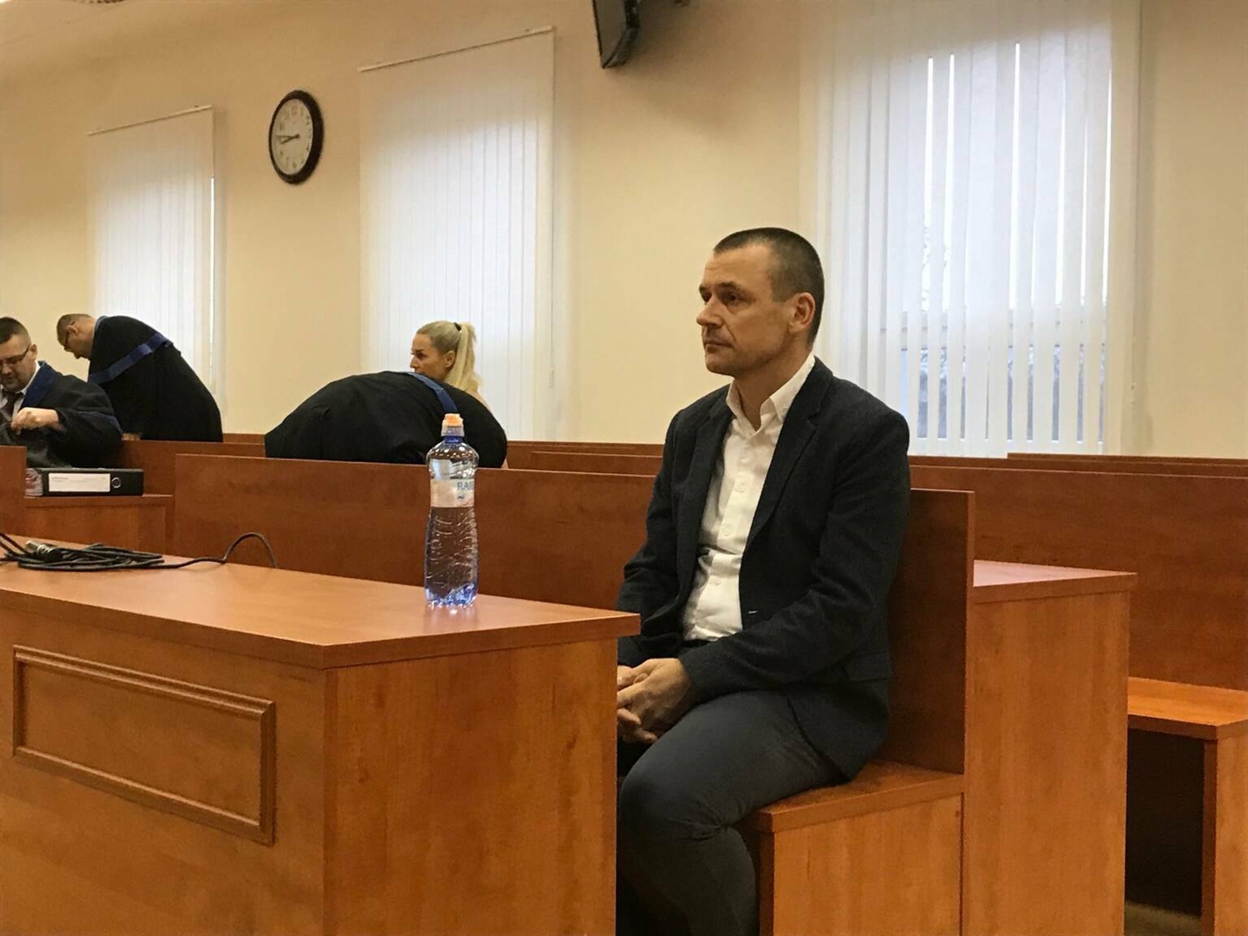 Do pojednávacej miestnosti prichádzajú obžalovaní
