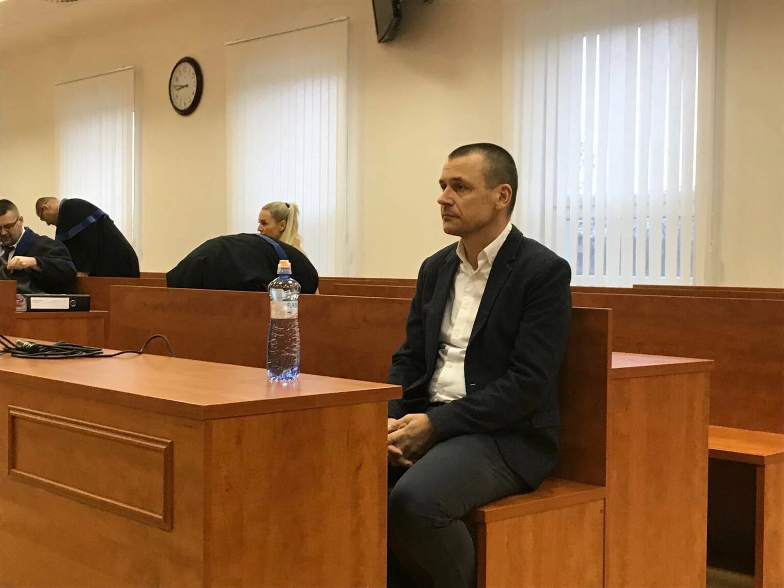 Do pojednávacej miestnosti prichádzajú obžalovaní