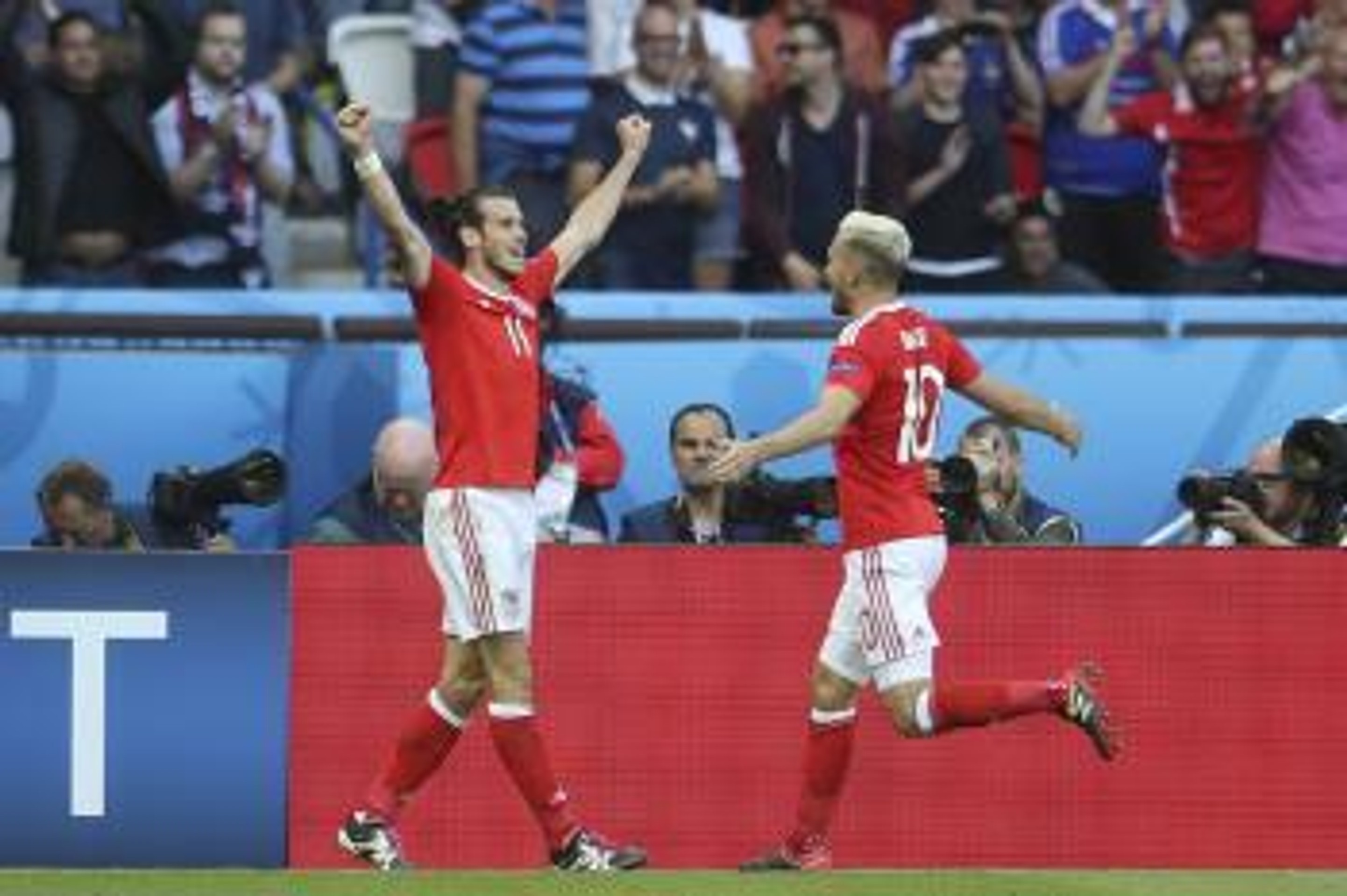 Hráči Walesu Gareth Bale a Aaron Ramsey oslavujú gól v osemfinálovom zápase na ME.