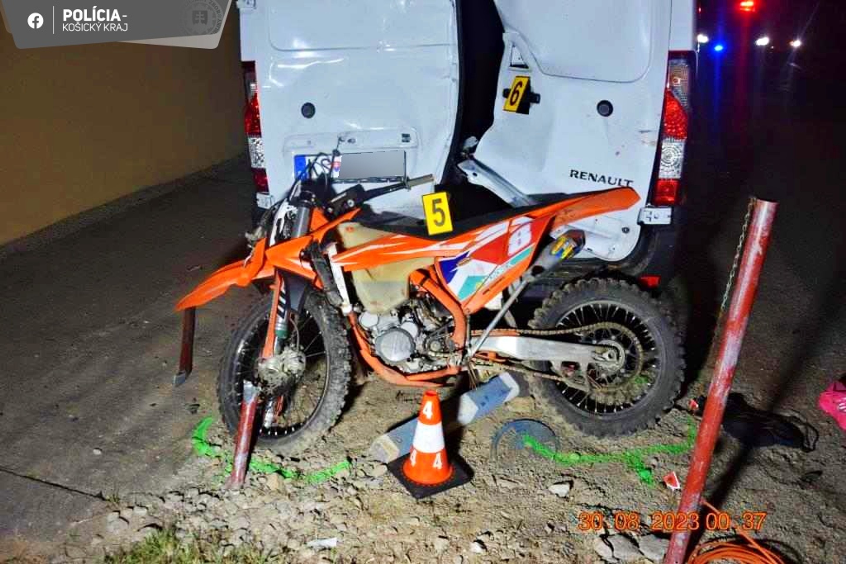 Opitý motocyklista s tehotnou spolujazdkyňou utrpeli ťažké zranenia