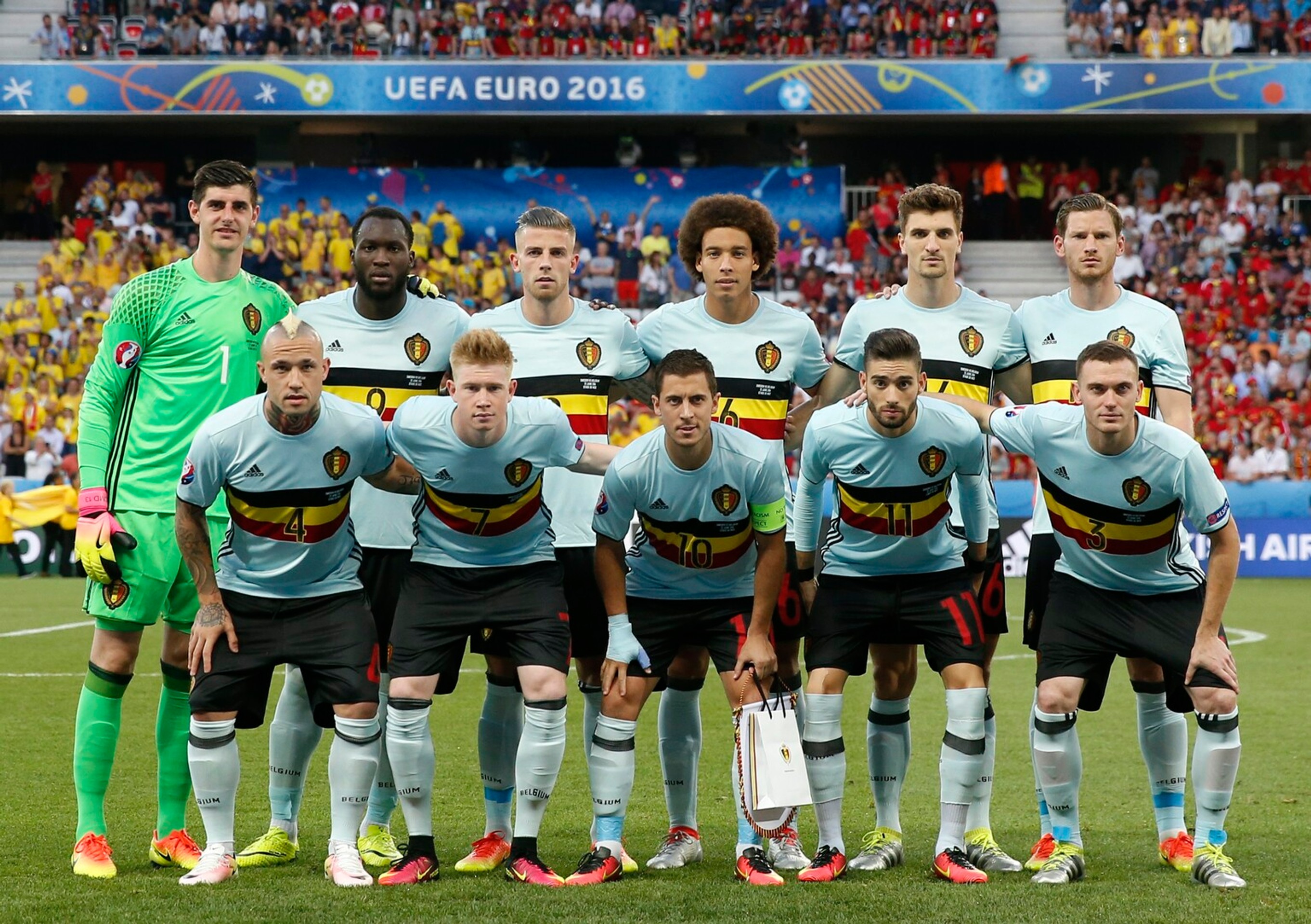 Na snímke futbalisti Belgicka pózujú pre skupinovú fotografiu pred začiatkom zápasu so Švédskom na ME.