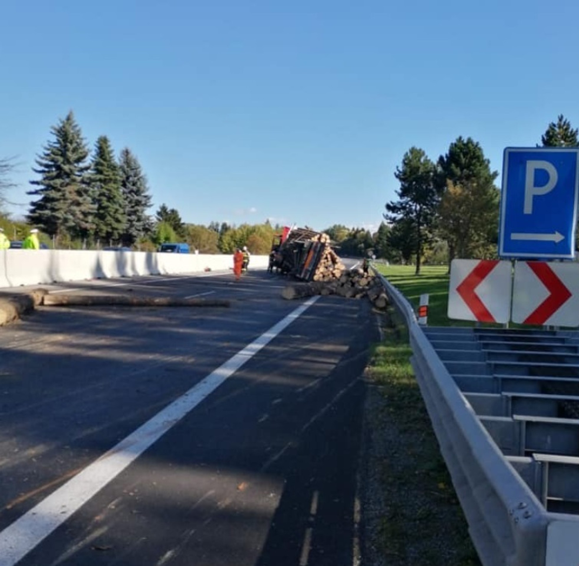 Migranti pri autobuse.