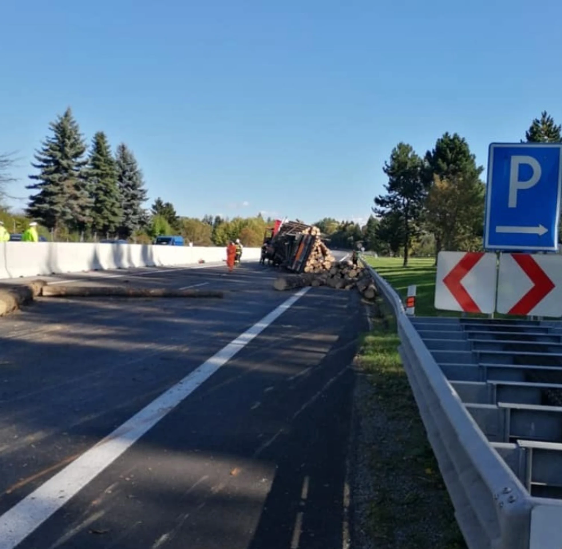 Migranti pri autobuse.