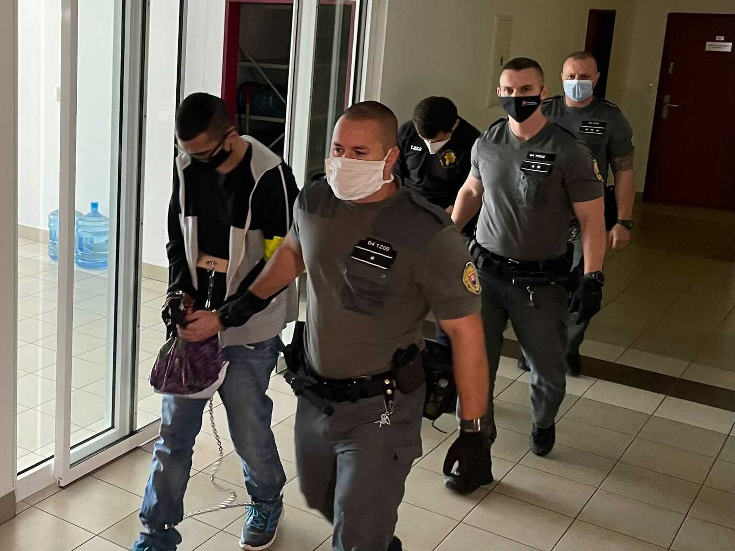 Obžalovaní na súde.