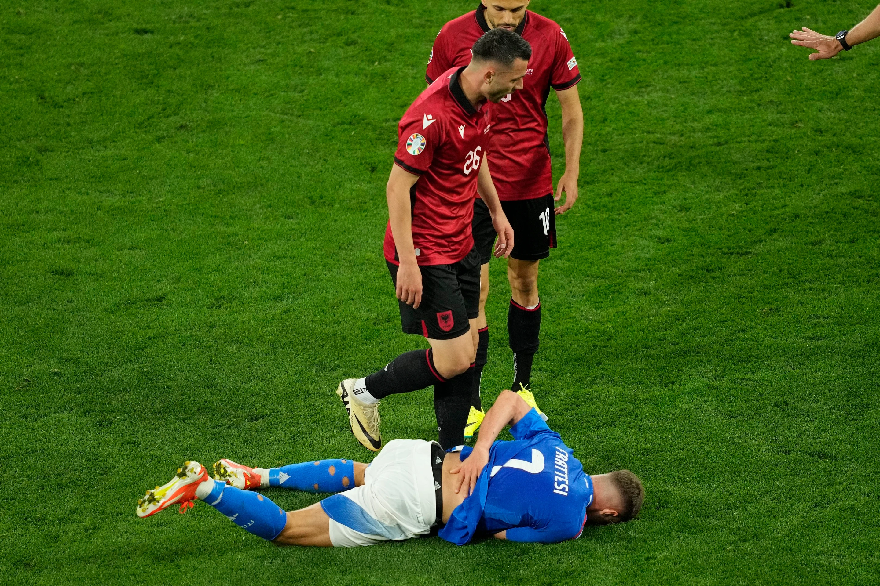 Davide Frattesi leží na trácniku po faule albánskeho hráča.