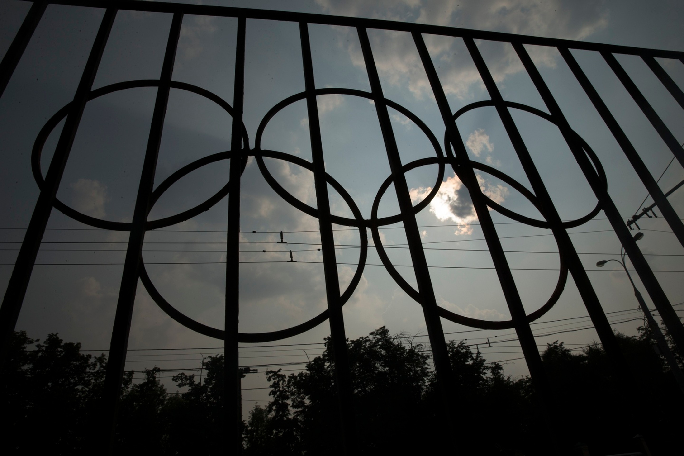 Olympijské logo pred budovou Ruského olympijského výboru v Moskve