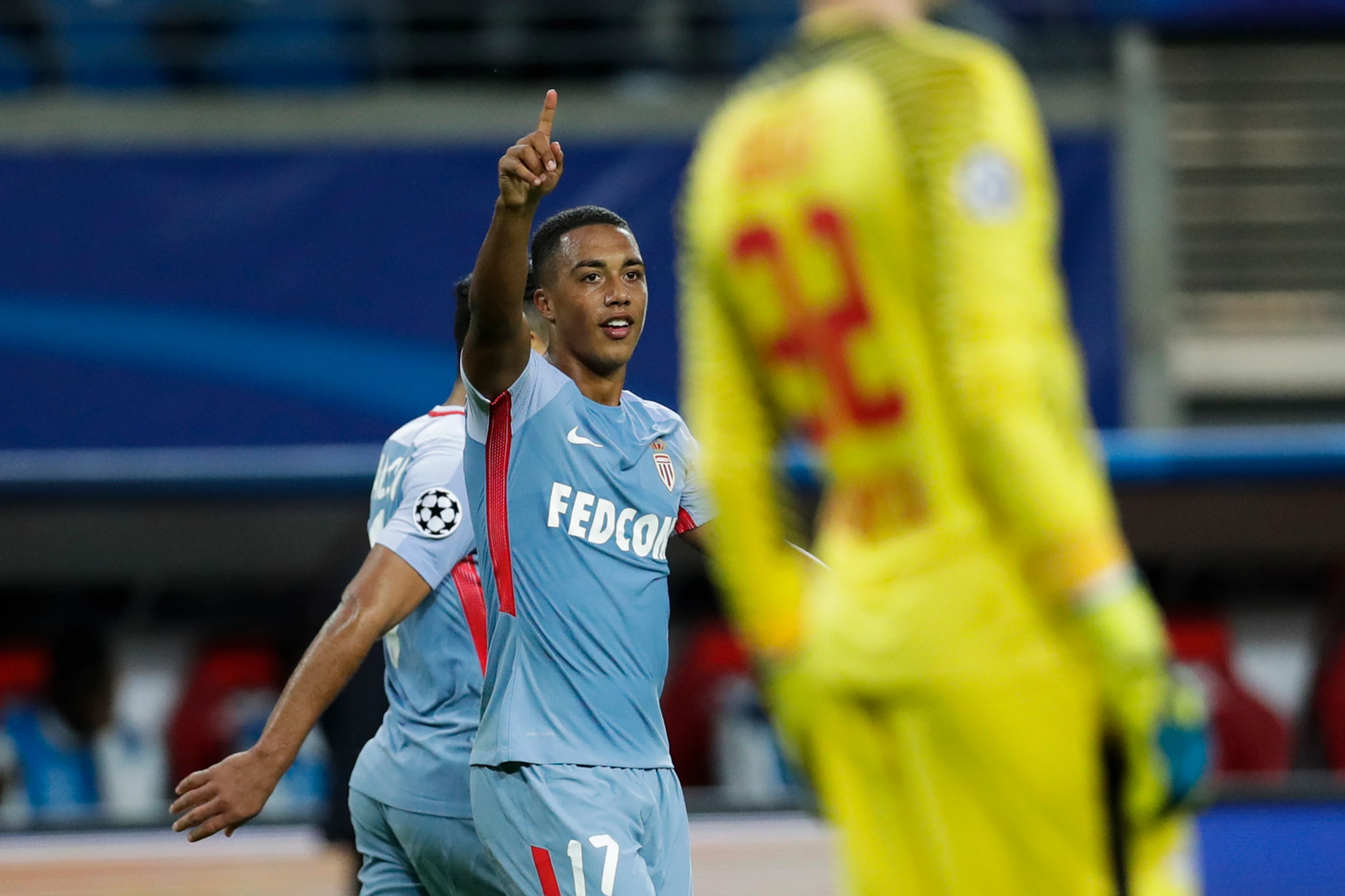 Youri Tielemans z Monaca oslavuje gól v sieti Lipska v dueli 1. kola LM.