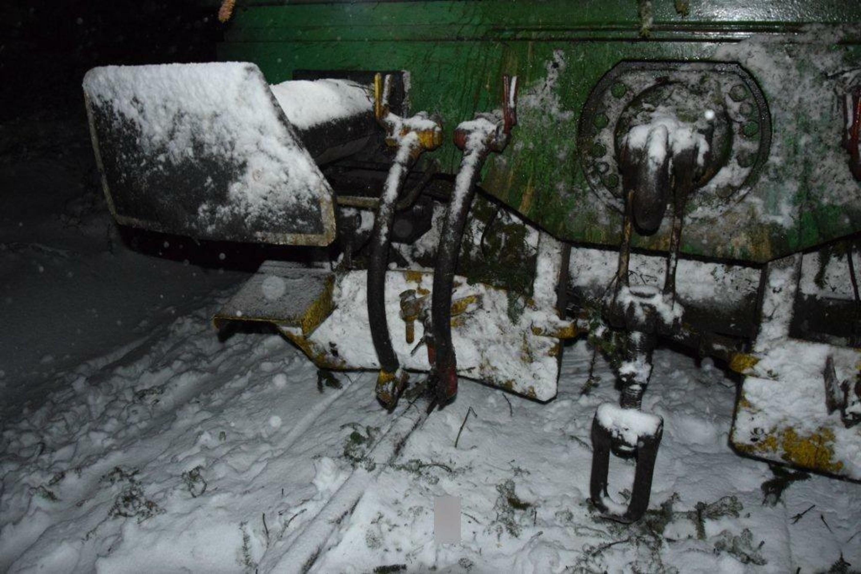 Rušeň narazil do spadnutého stromu v nedostupnom teréne na trati Východná-Kráľova Lehota.