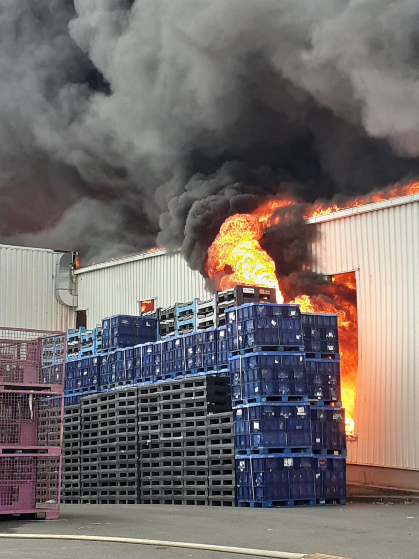 V obci Žebrák v Stredočeskom kraji horí hala, v ktorej sa vyrábajú plastové komponenty do áut.