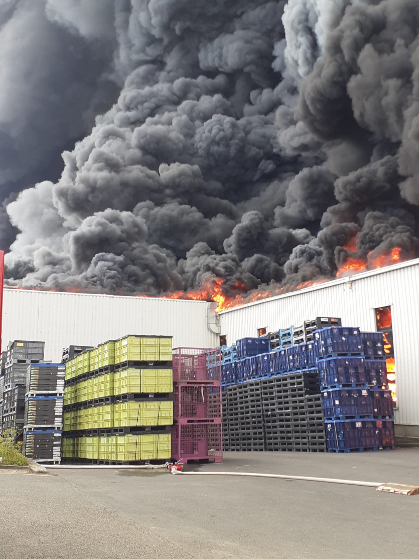 V obci Žebrák v Stredočeskom kraji horí hala, v ktorej sa vyrábajú plastové komponenty do áut.