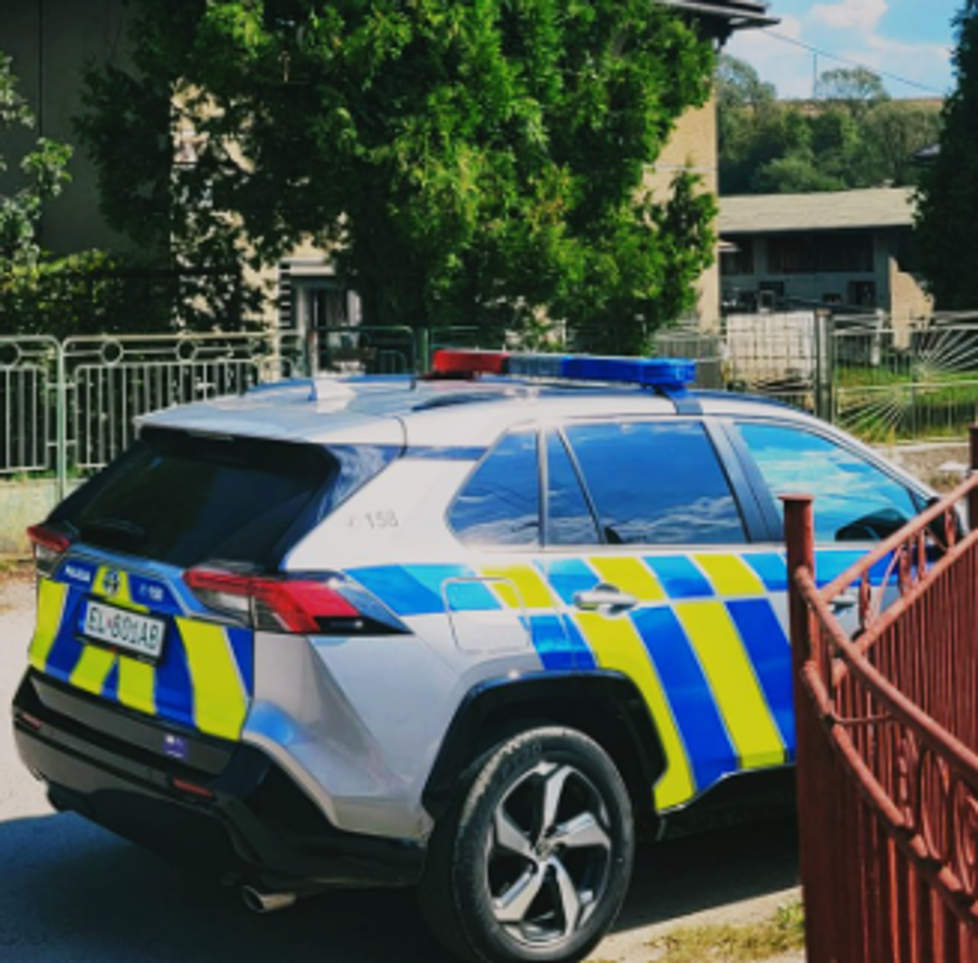 Polícia na mieste po výbuchu plynu v rodinnom dome v Brezne.