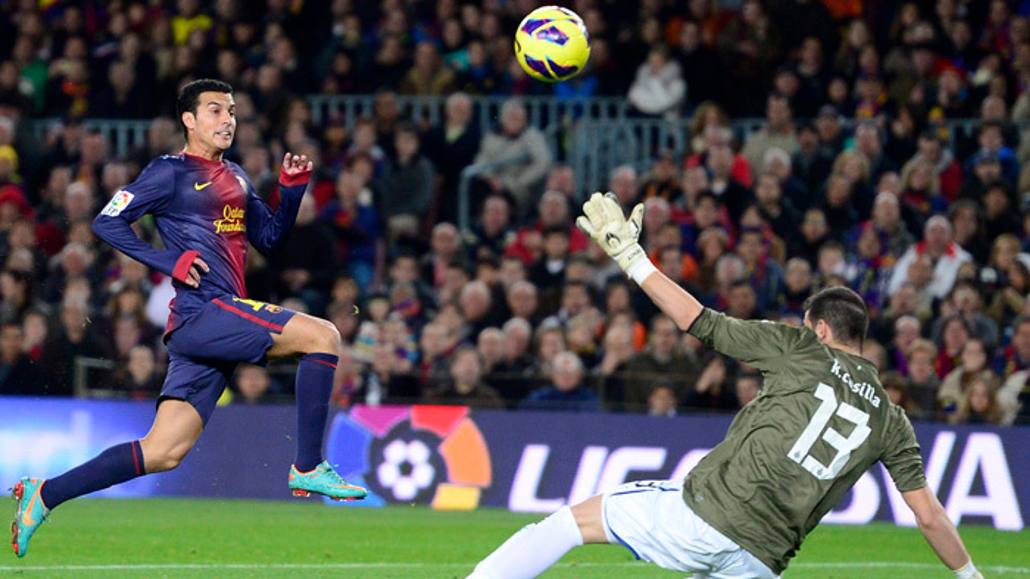 Na archívnej snímke Pedro Rodriguez (FC Barcelona) strieľa gól brankárovi Kikovi Casillaovi (Espaňol Barcelona).