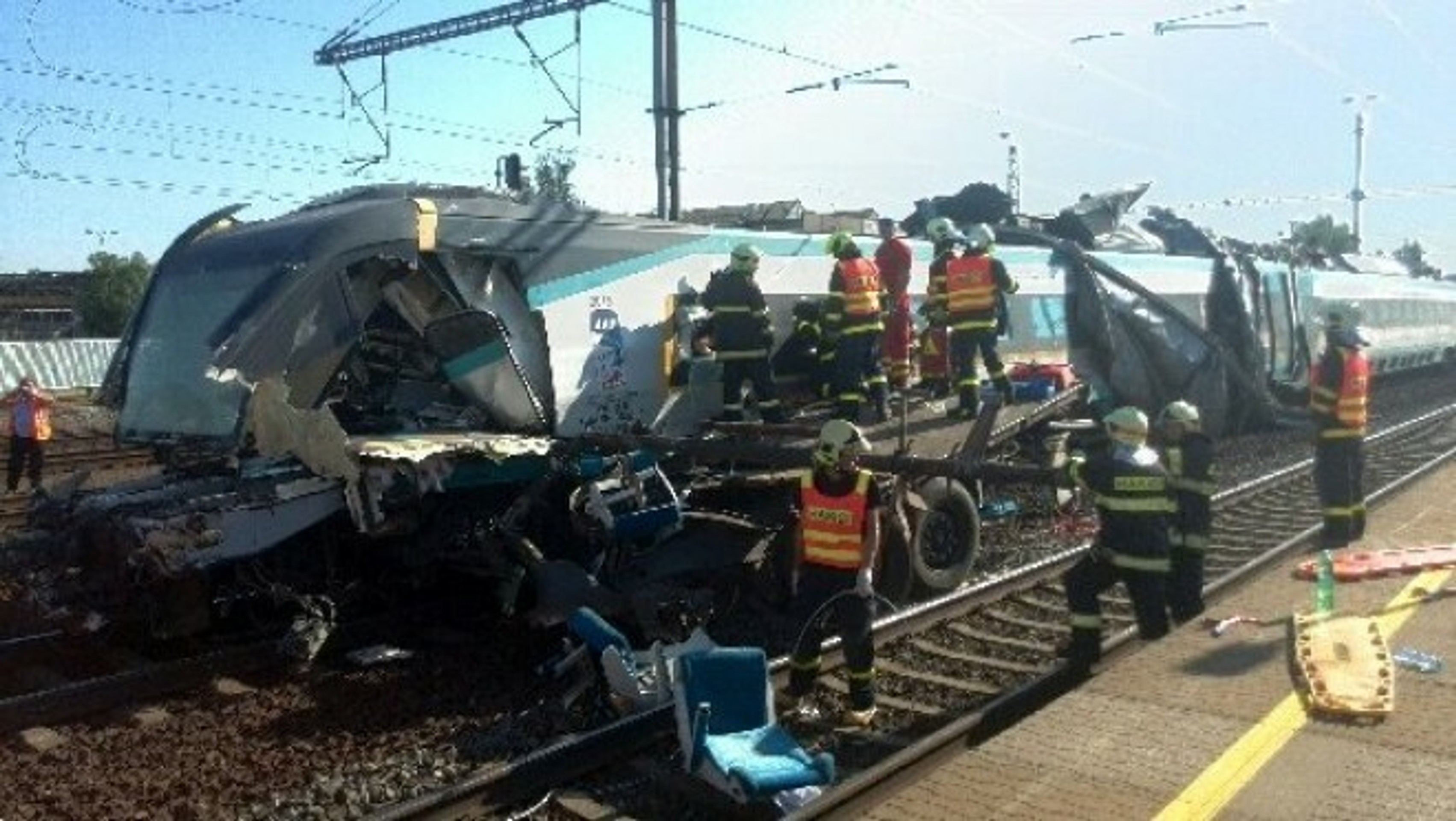 Zničené pendolino po zrážke s nákladiakom.