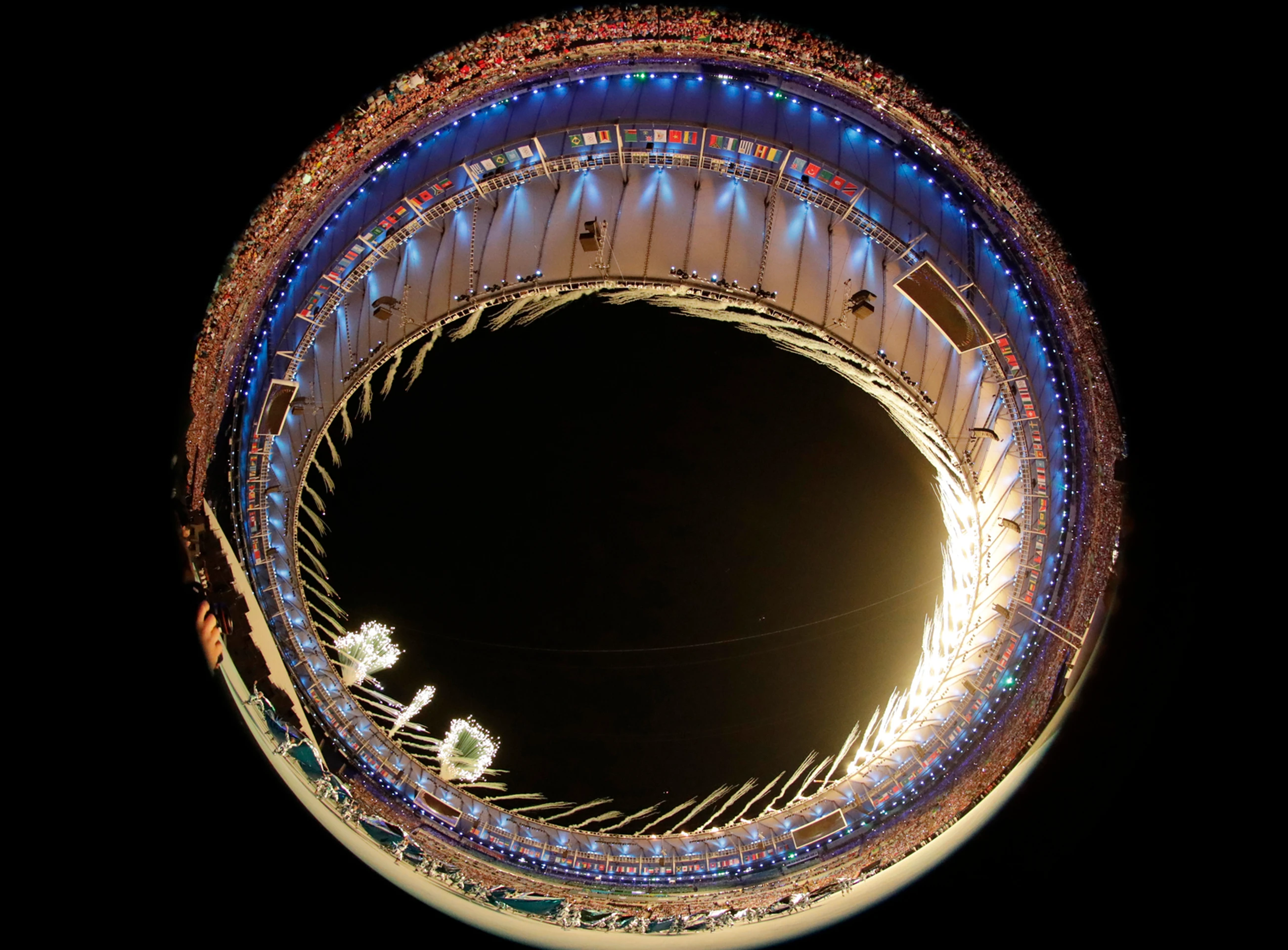 Ohňostroj na štadióne Maracana počas otváracieho ceremoniálu OH v Riu de Janeiro.