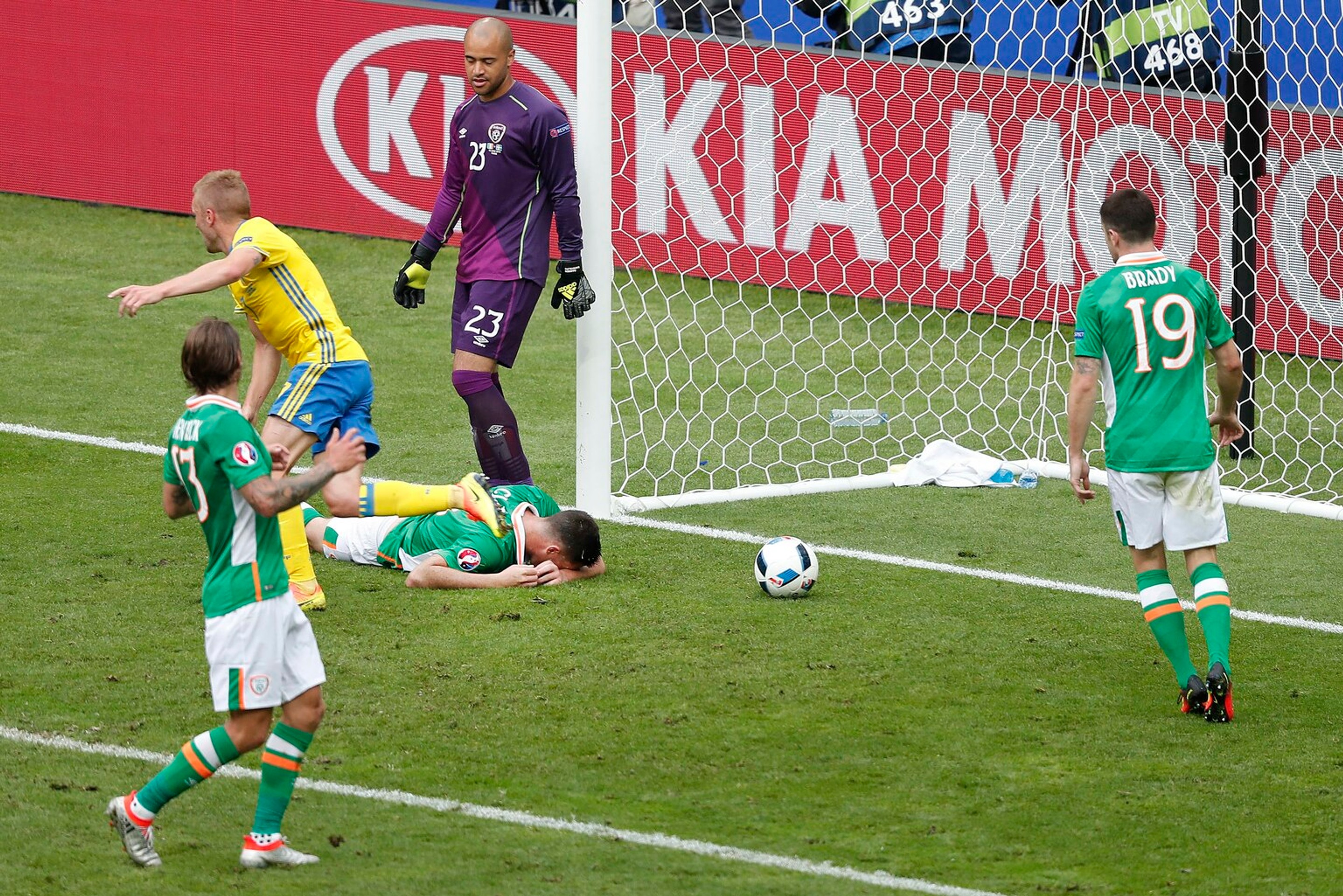 Írsky hráč Ciaran Clark (v strede) reaguje po tom, ako strelil vlastný gól v dueli proti Švédsku na ME vo Francúzsku.