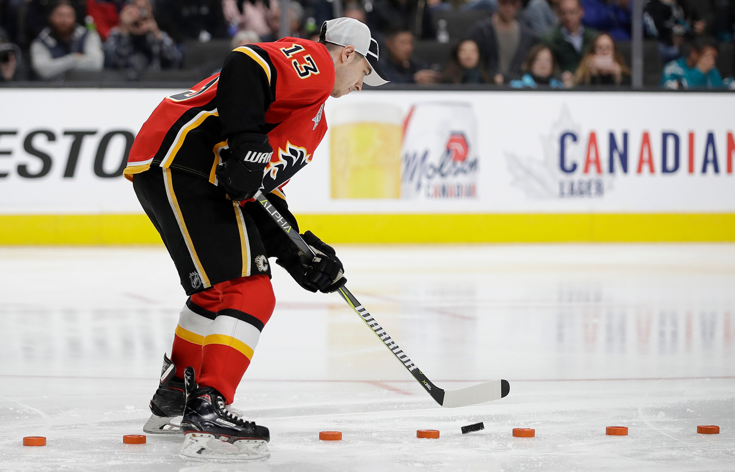 Johnny Gaudreau z Calgary v Súťaži zručností v rámci All star víkendu NHL.