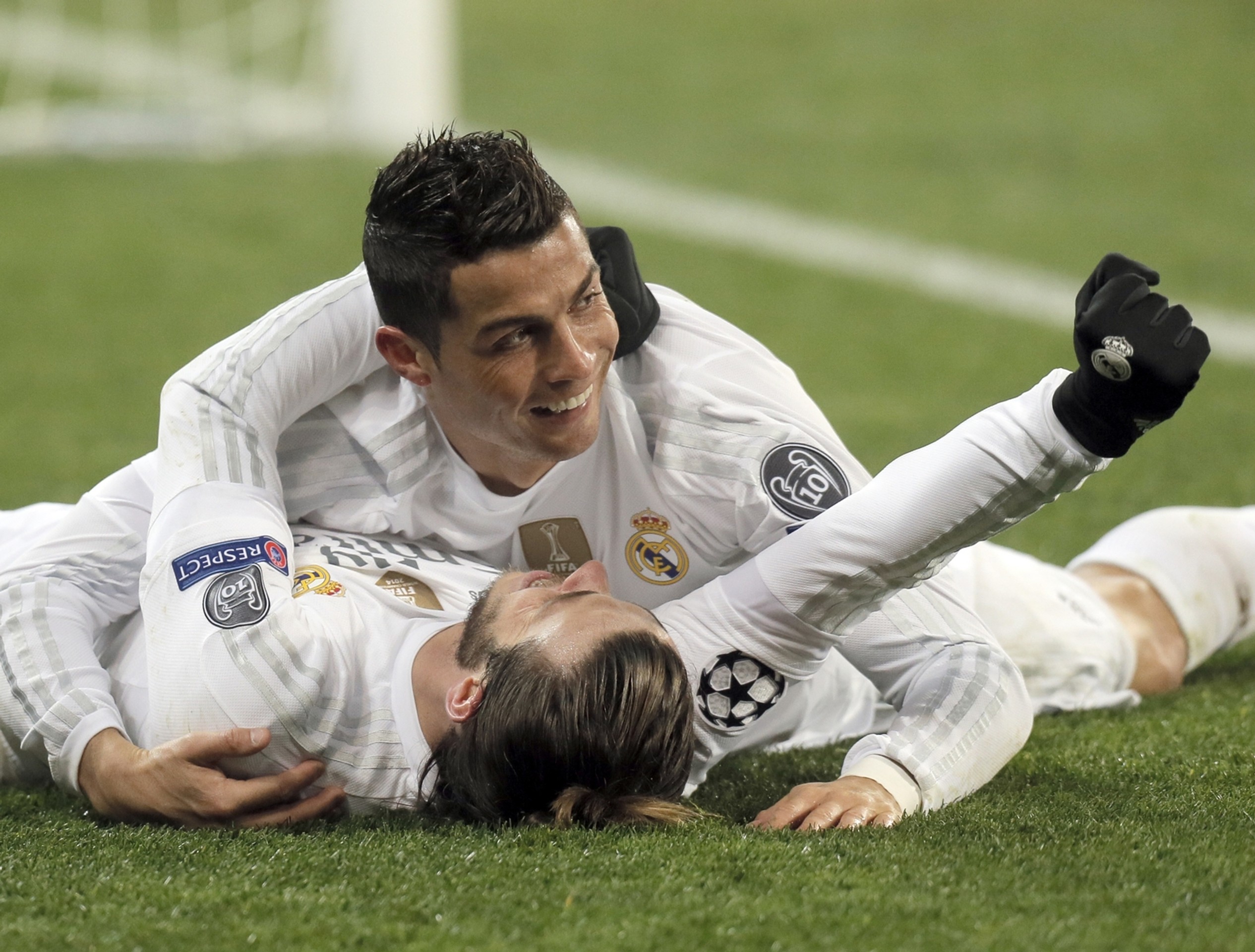 Hráč Realu Madrid Cristiano Ronaldo oslavuje gól so spoluhráčom Garethom Baleom 