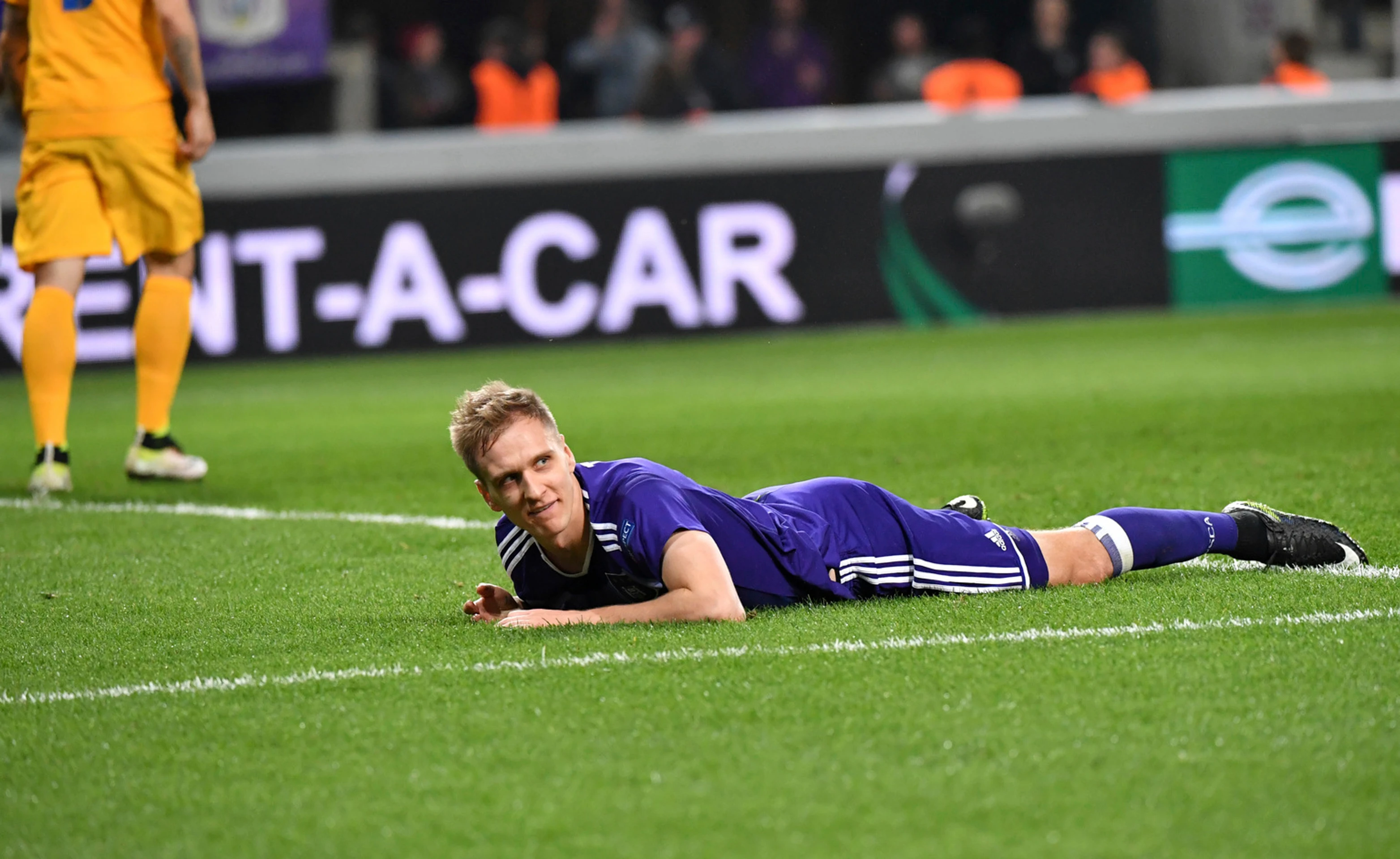 Útočník Anderlechtu Lukasz Teodorczyk leží na trávniku v odvete osemfinále EL proti APOELu.
