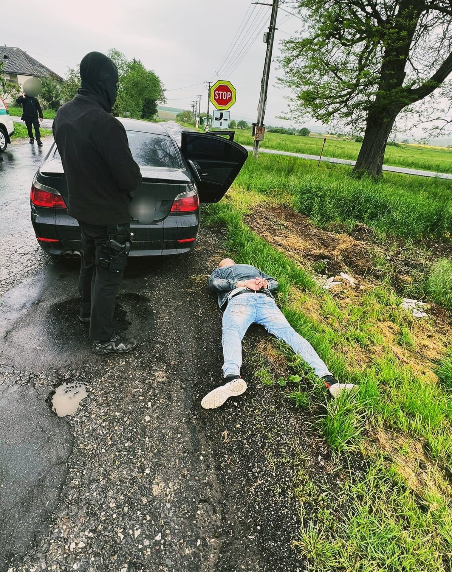 Vodič zastavil, až keď policajti strieľali.