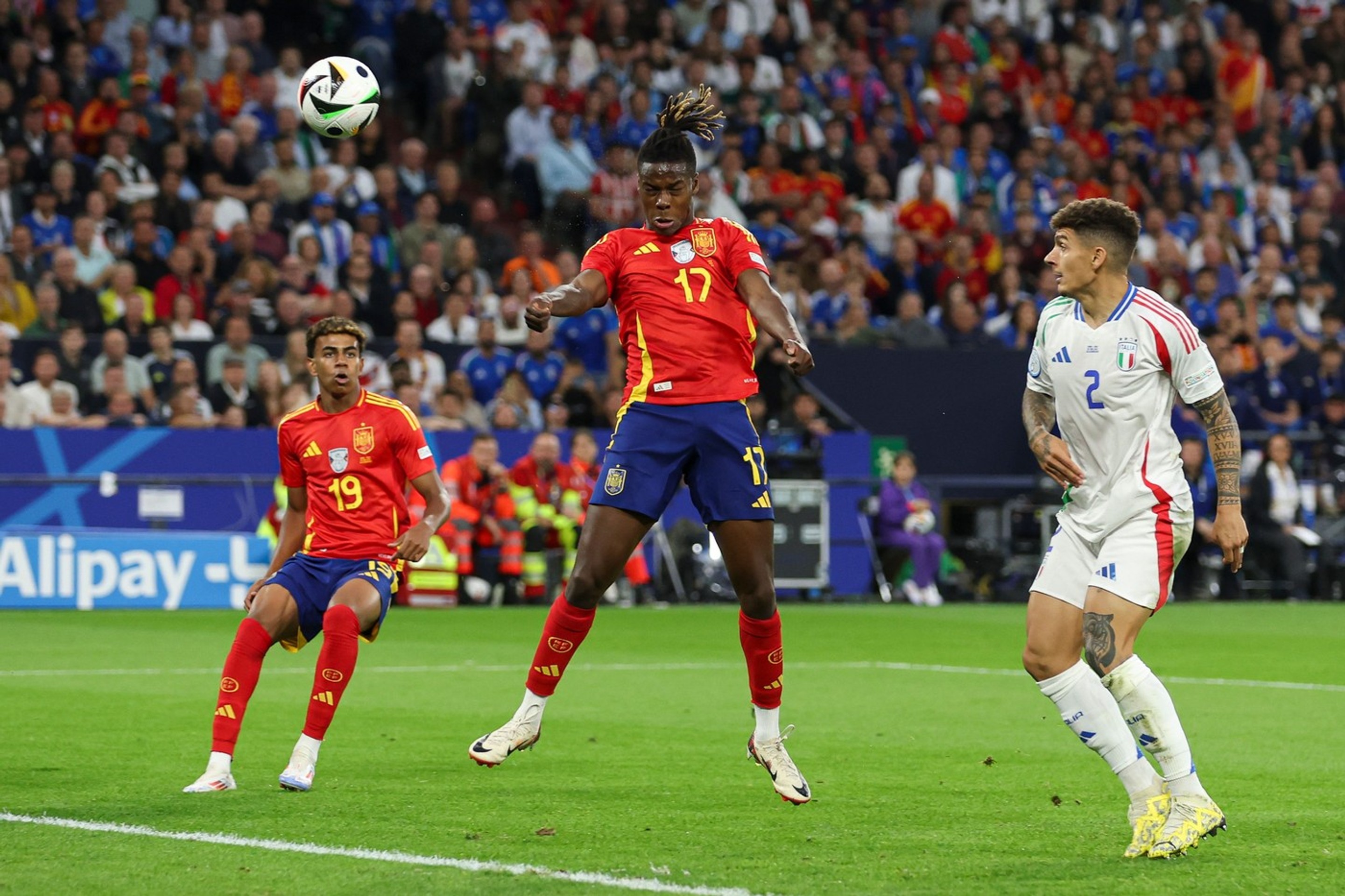 Nico Williams strieľa hlavou na bránku Talianska