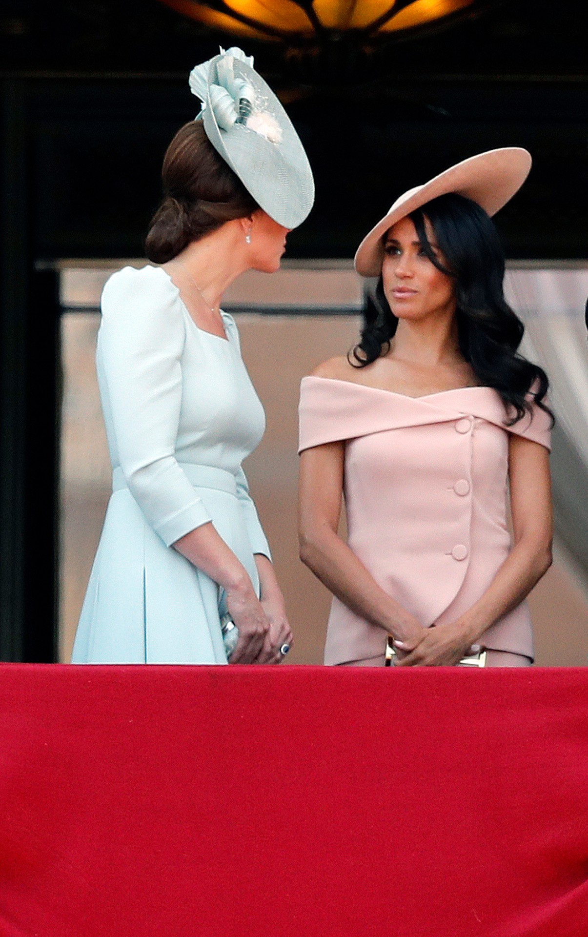 Vojvodkyňa z Cambridge (vľavo) a vojvodkyňa zo Sussexu