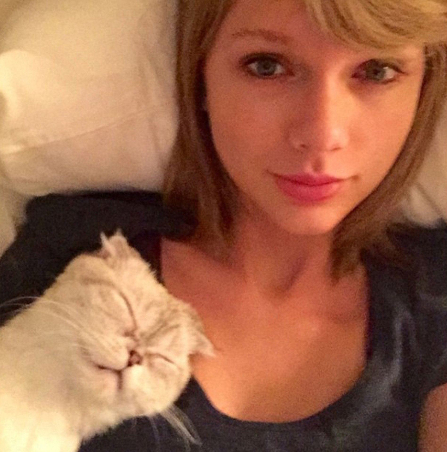 Selfie Taylor Swift v posteli.