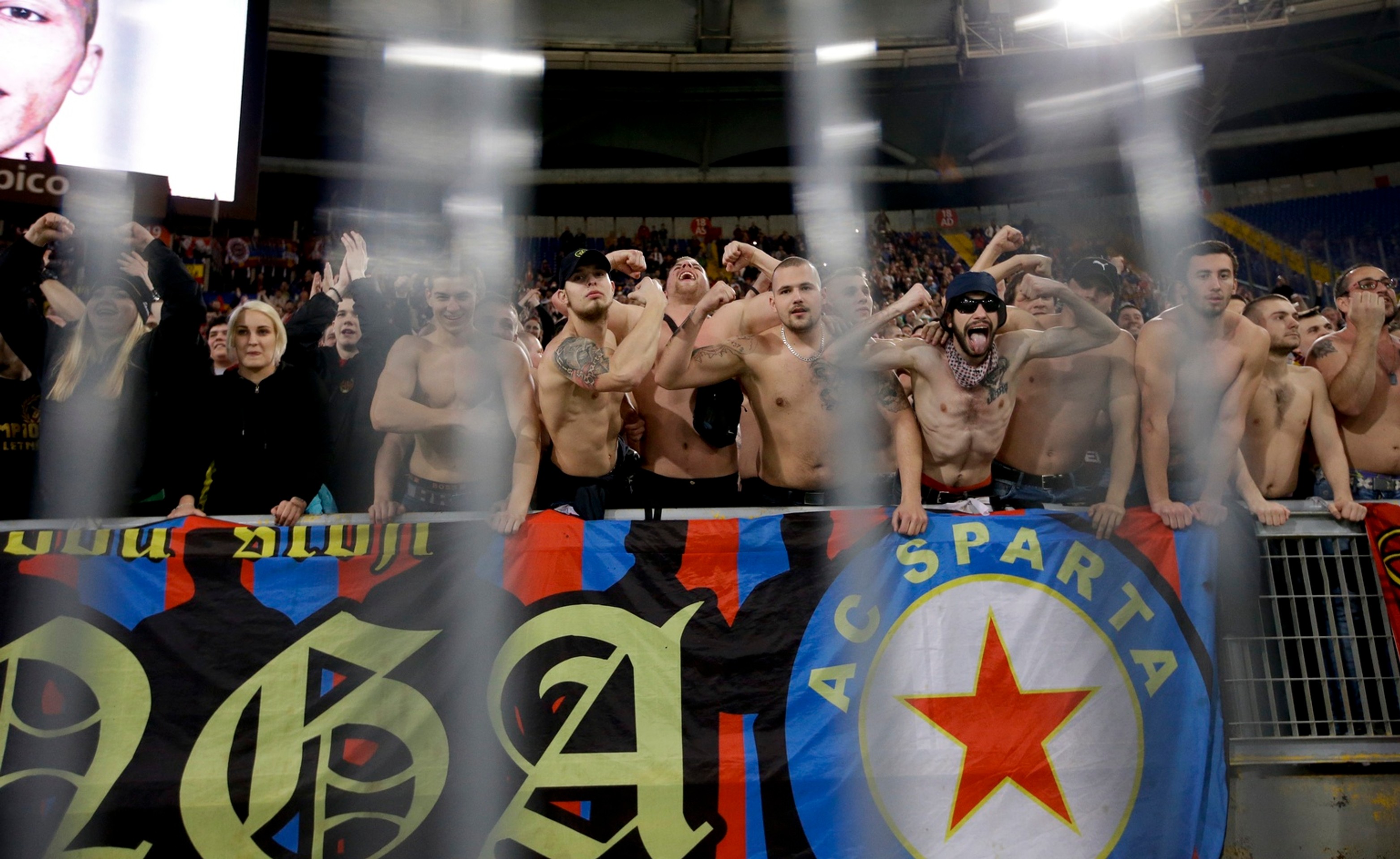 Radosť fanúšikov Sparty Praha na rímskom štadióne Lazia po víťaznom zápase v osemfinále EL UEFA.