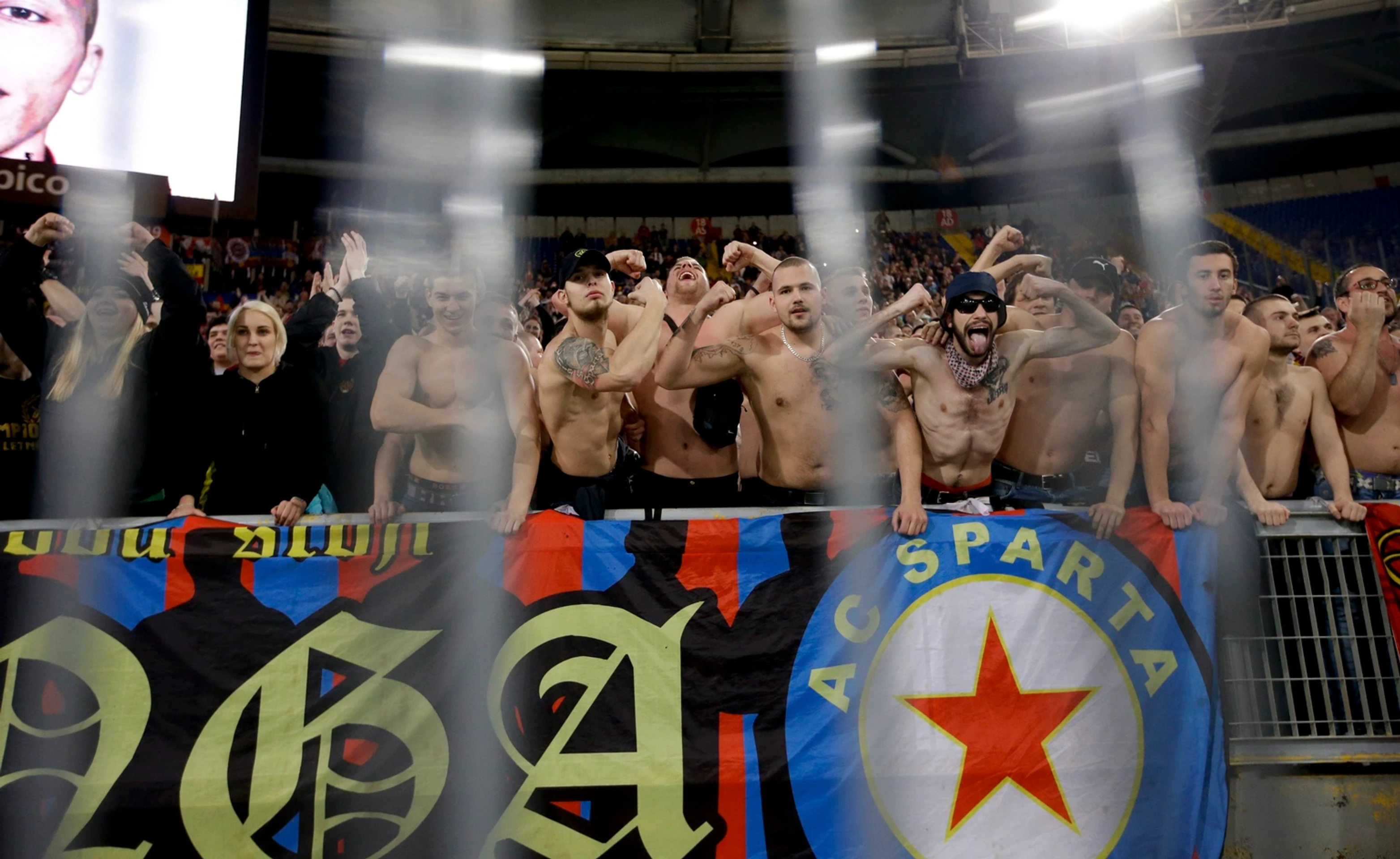 Radosť fanúšikov Sparty Praha na rímskom štadióne Lazia po víťaznom zápase v osemfinále EL UEFA.