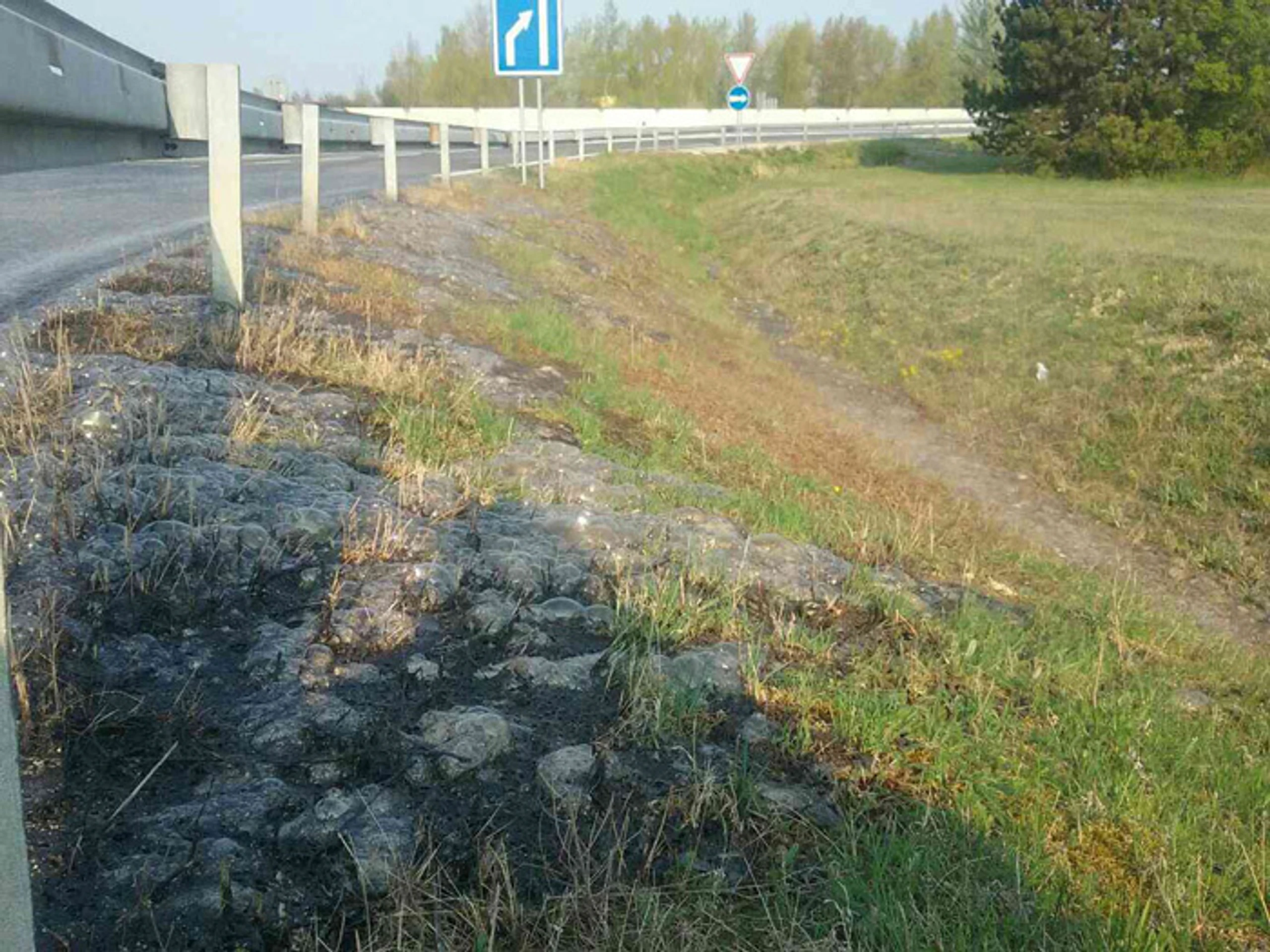 Vyliata kyselina dusičná na pôde pri privádzači na D1 z Hlohovca smerom na Trenčín.