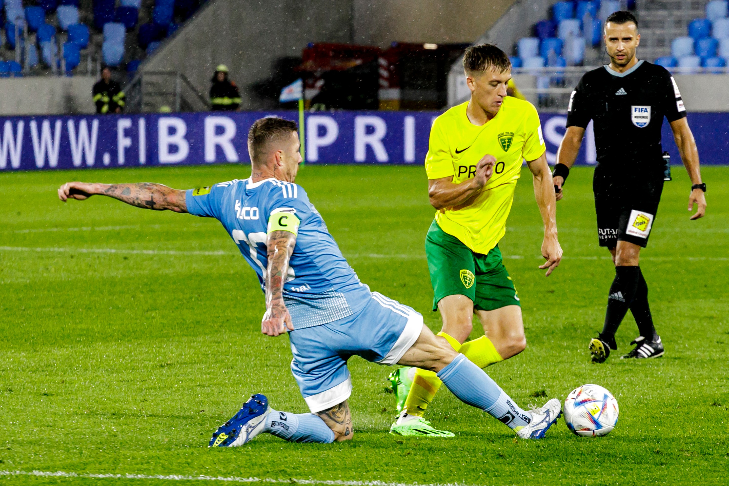 Na snímke zľava Juraj Kucka (ŠK Slovan Bratislava) a Patrik Myslovič (MŠK Žilina)