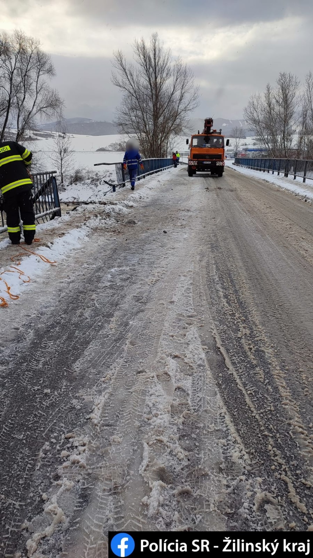 Traktor sa po zrážke zrútil do rieky.