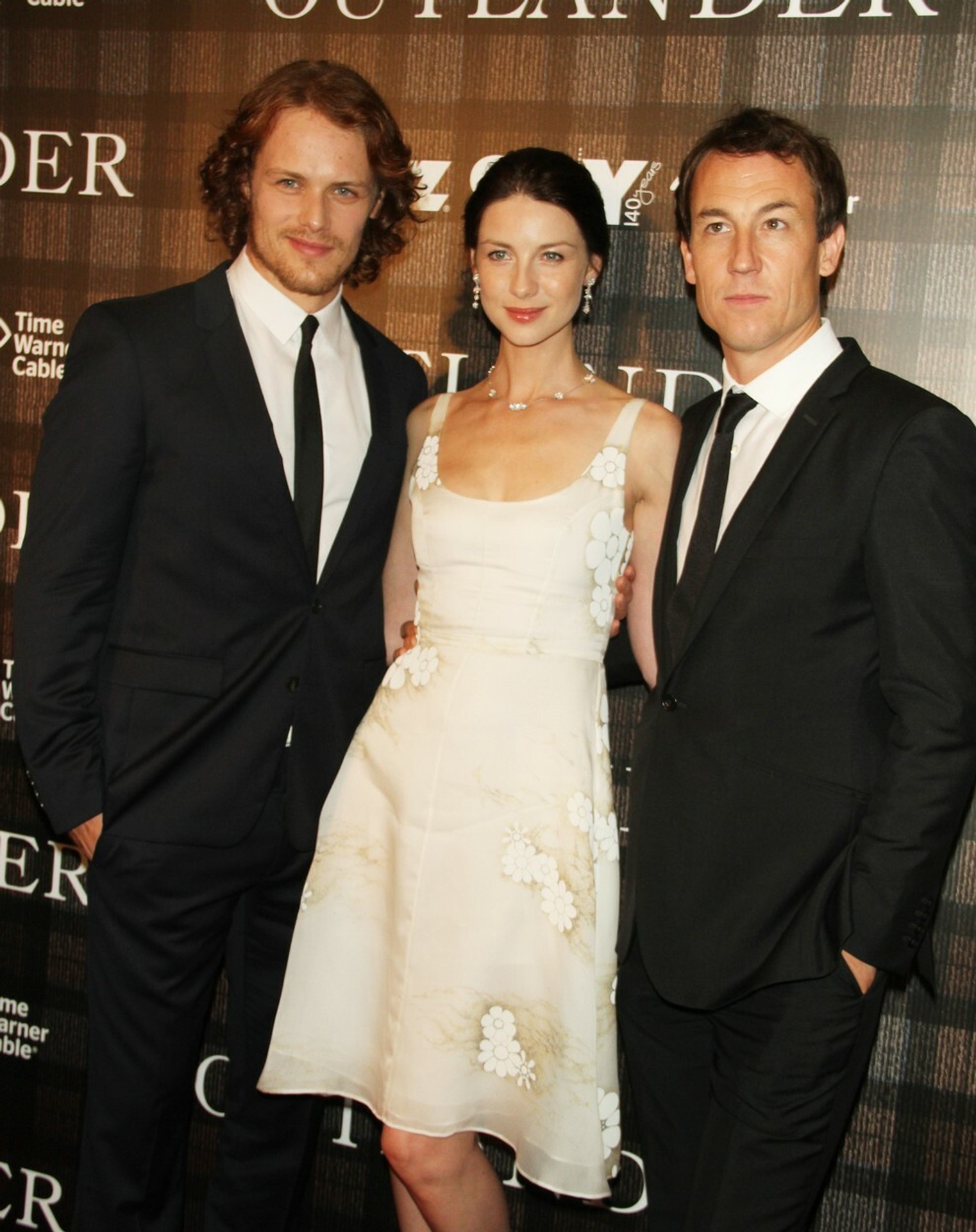 Caitriona Balfe a jej kolegovia zo seriálu Cudzinka.
