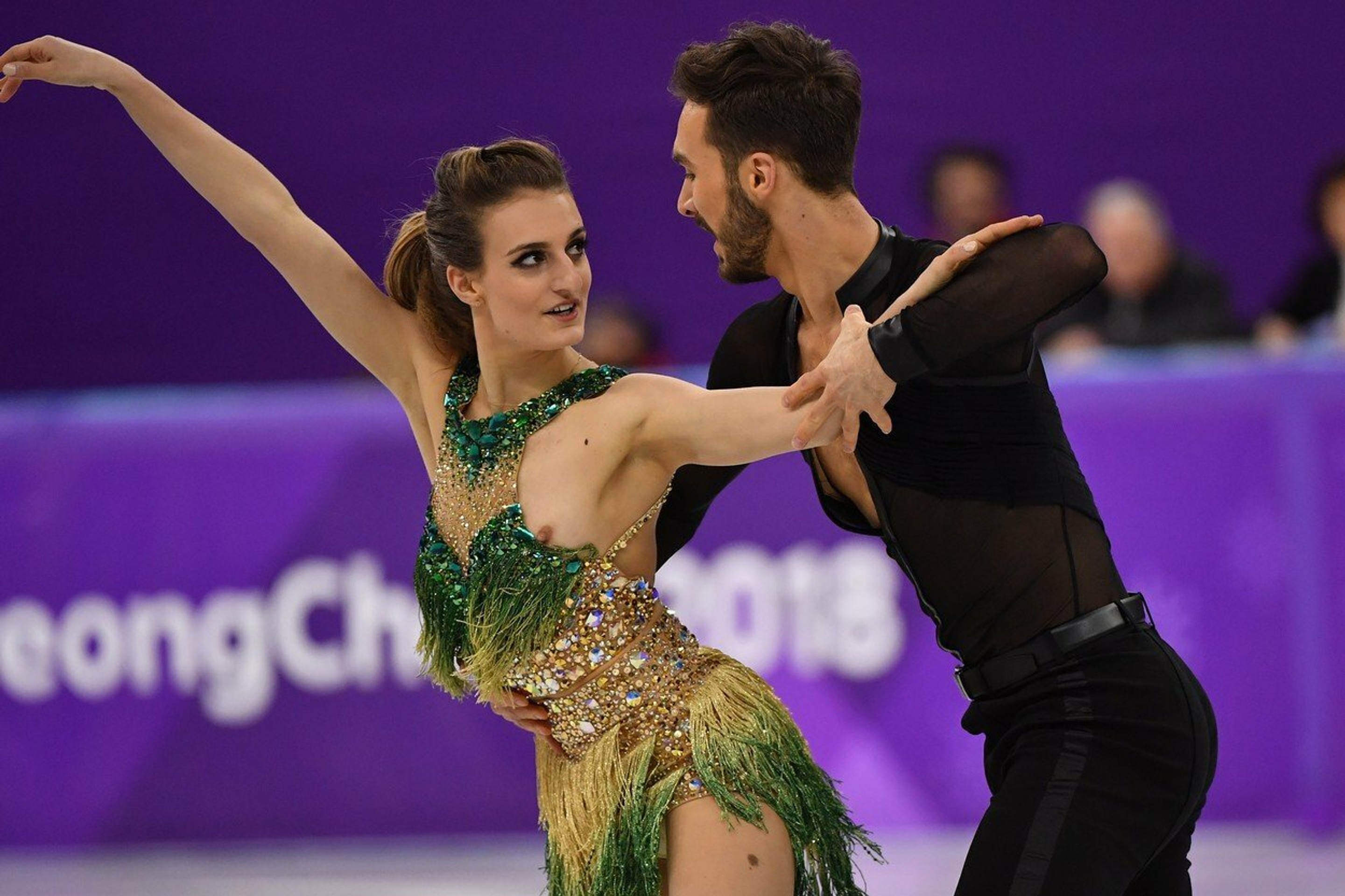 Francúzskej krasokorčuliarke vykukol počas jazdy prsník.