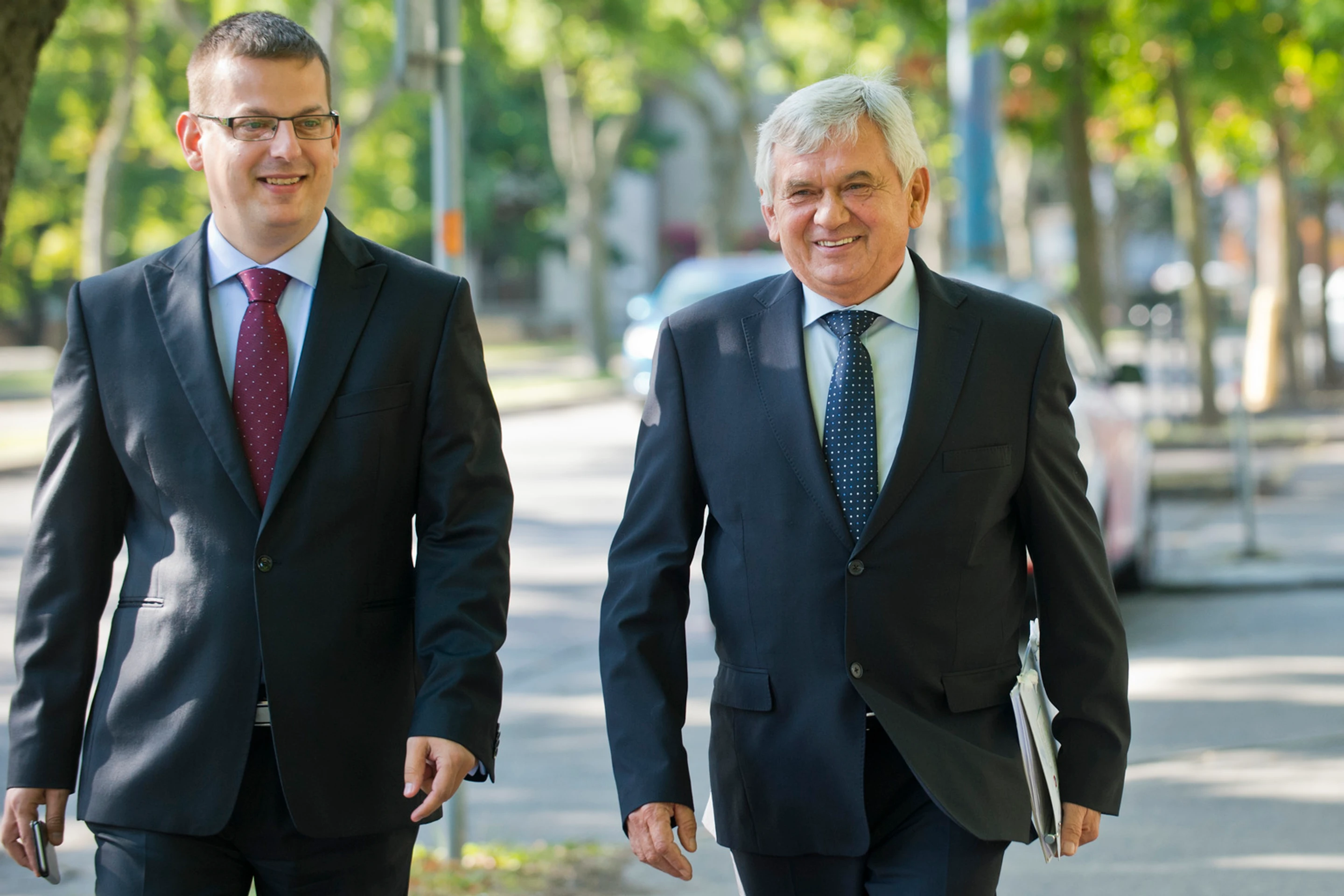 Minister pôdohospodárstva Ľubomír Jahnátek prišiel na rokovanie vlády pešo.
