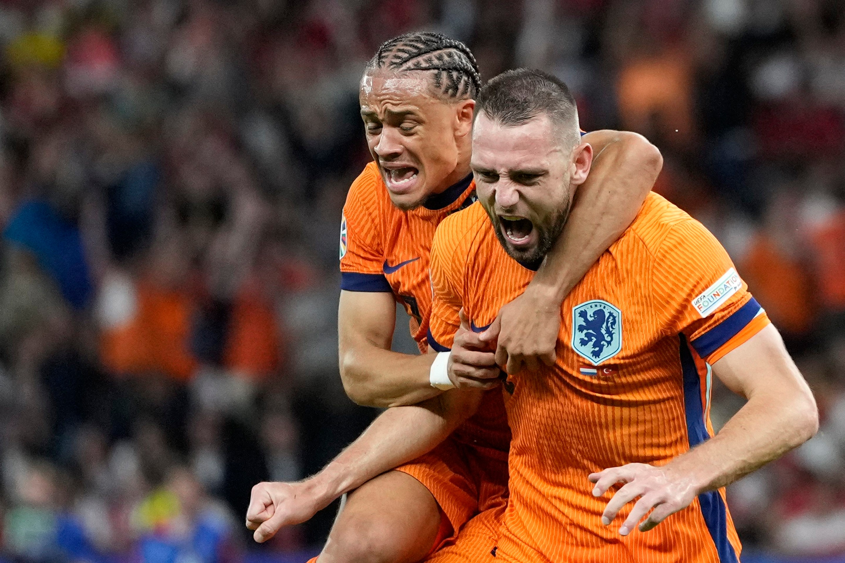 Stefan de Vrij a Xavi Simons oslavujú gól.