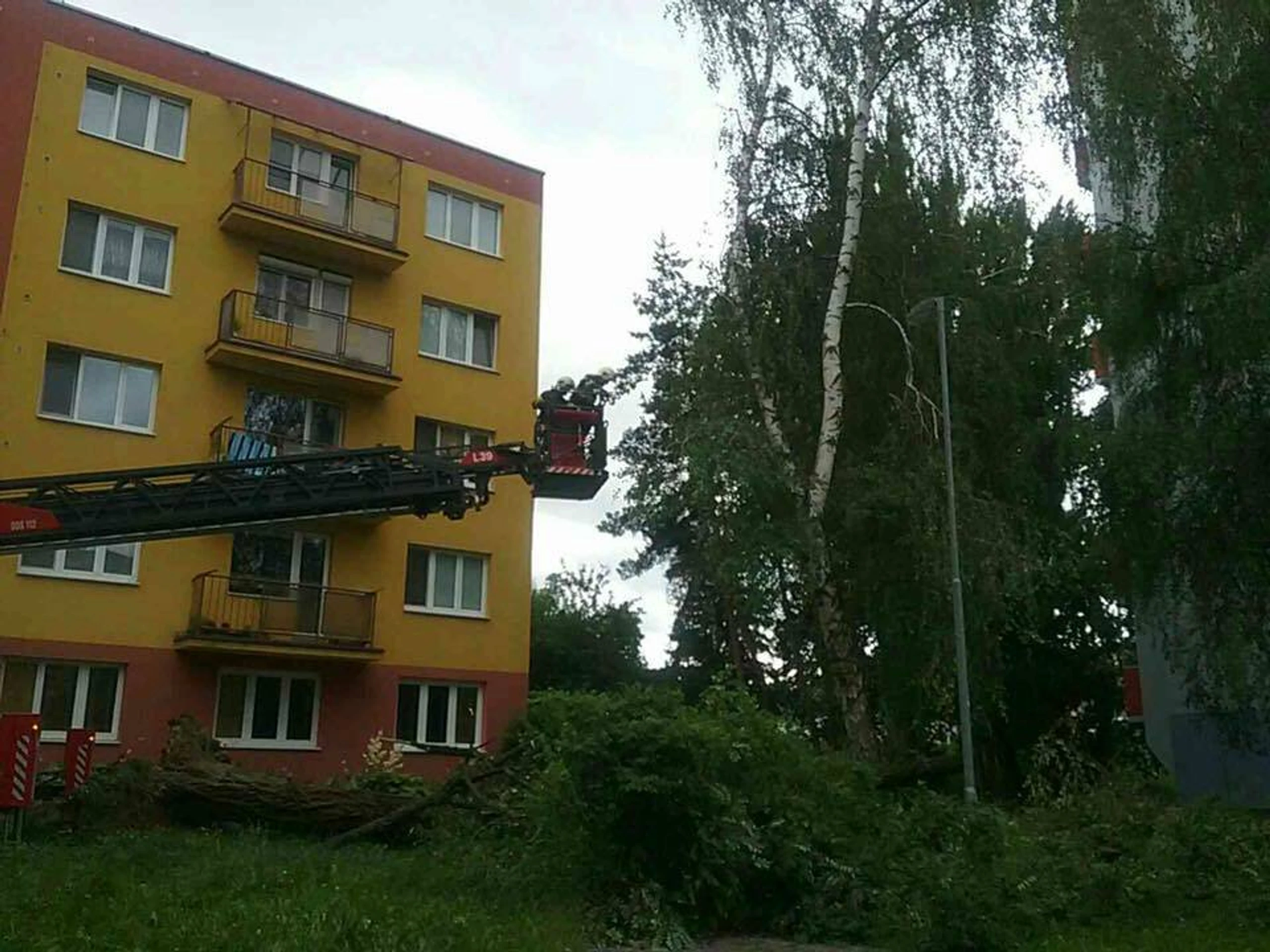 Hasiči bojujú s nepriaznivým počasím.