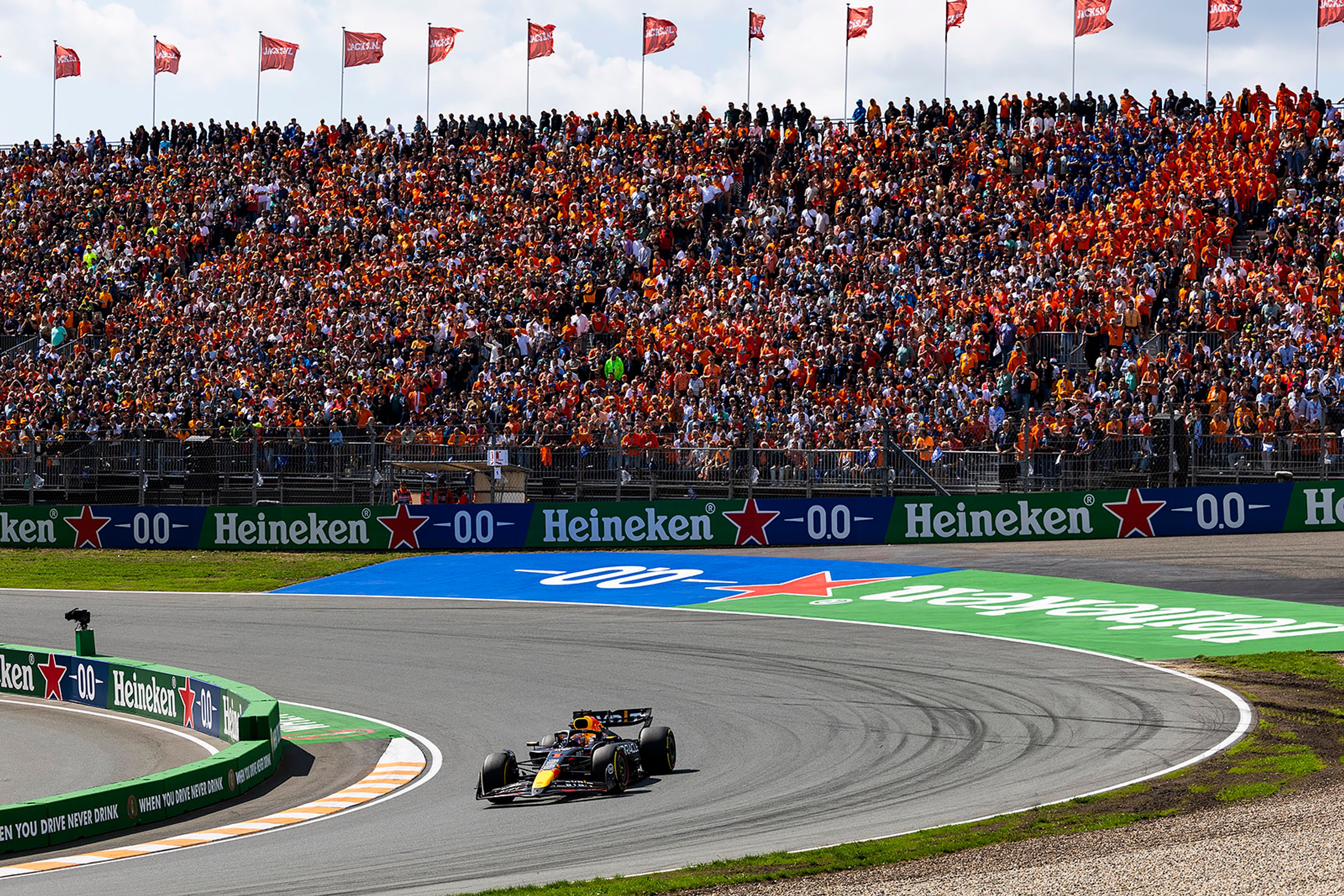 Holanďan Max Verstappen na domácej trati.