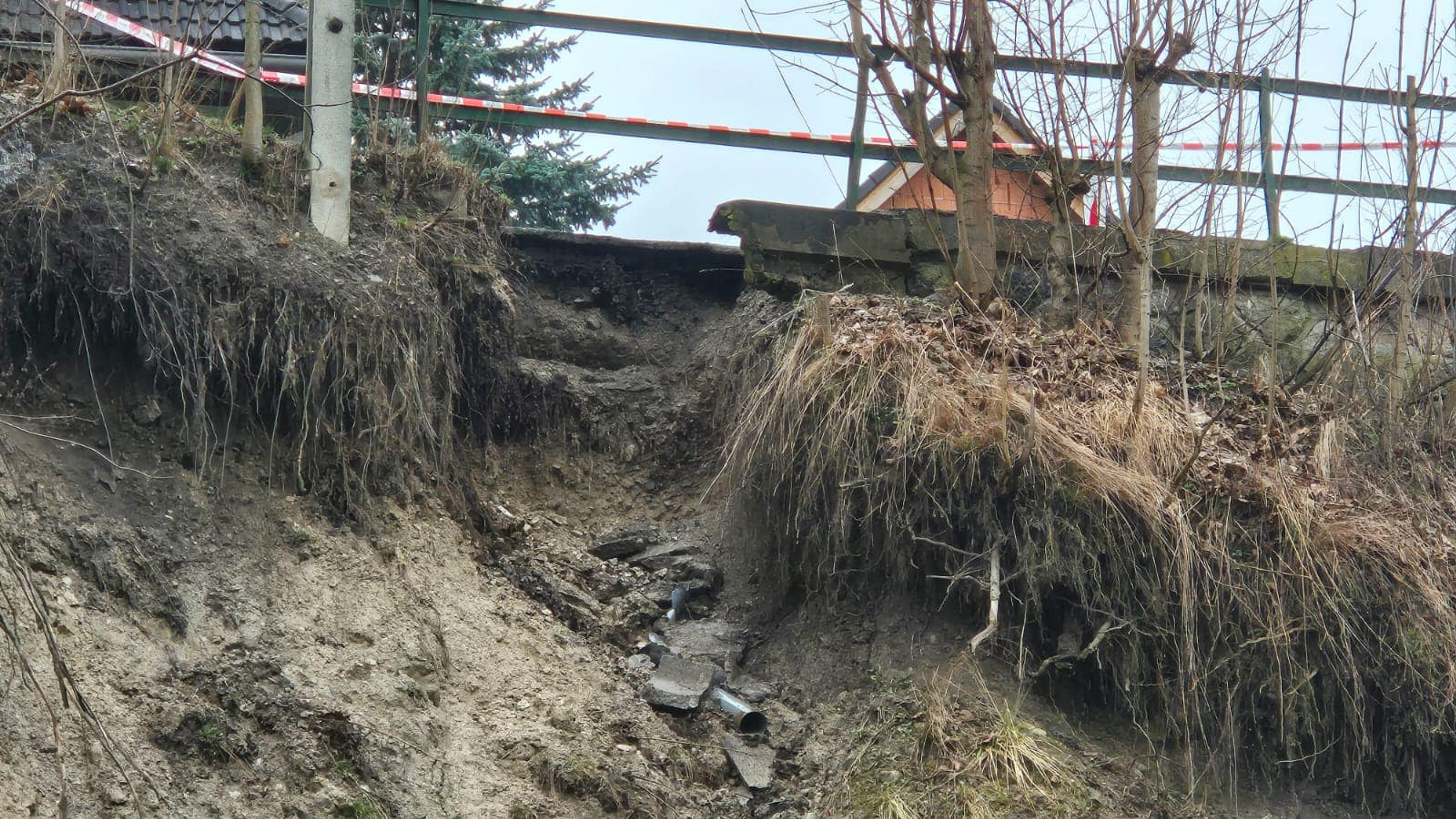 Pre zosuv pôdy v Ružomberku vyhlásili mimoriadnu situáciu.