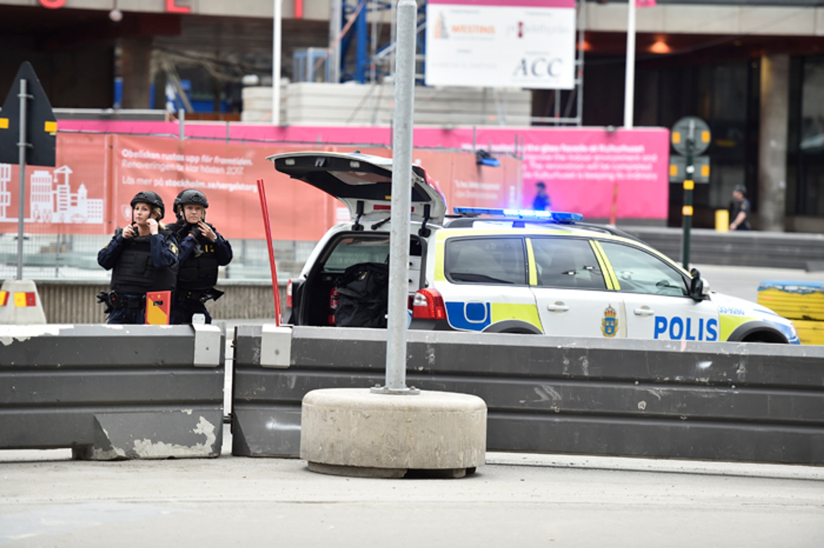 Policajtky v centre Štokholmu, kde auto narazilo do ľudí.