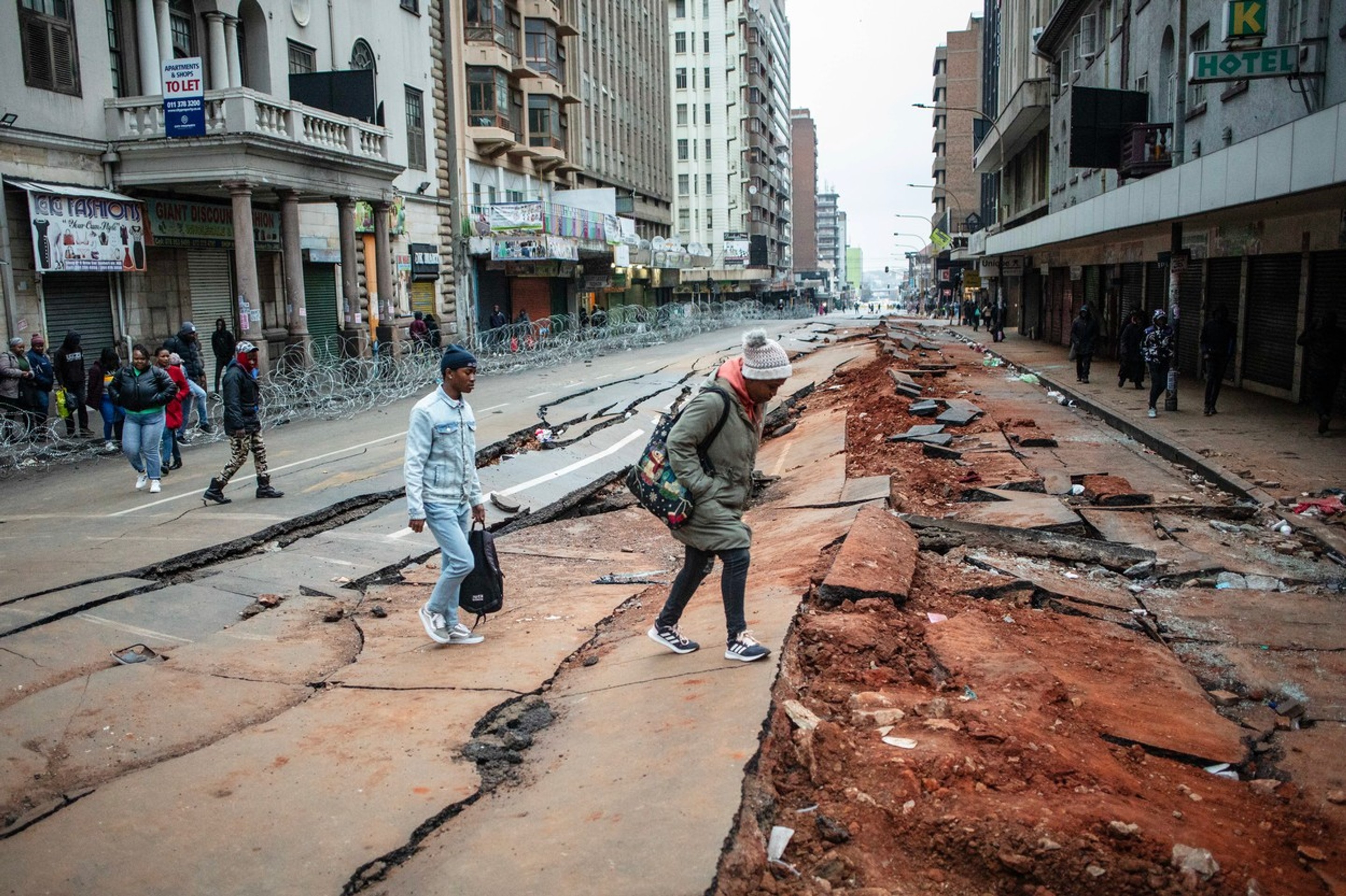 Zničená cesta po výbuchu plynu v centre Johannesburgu.