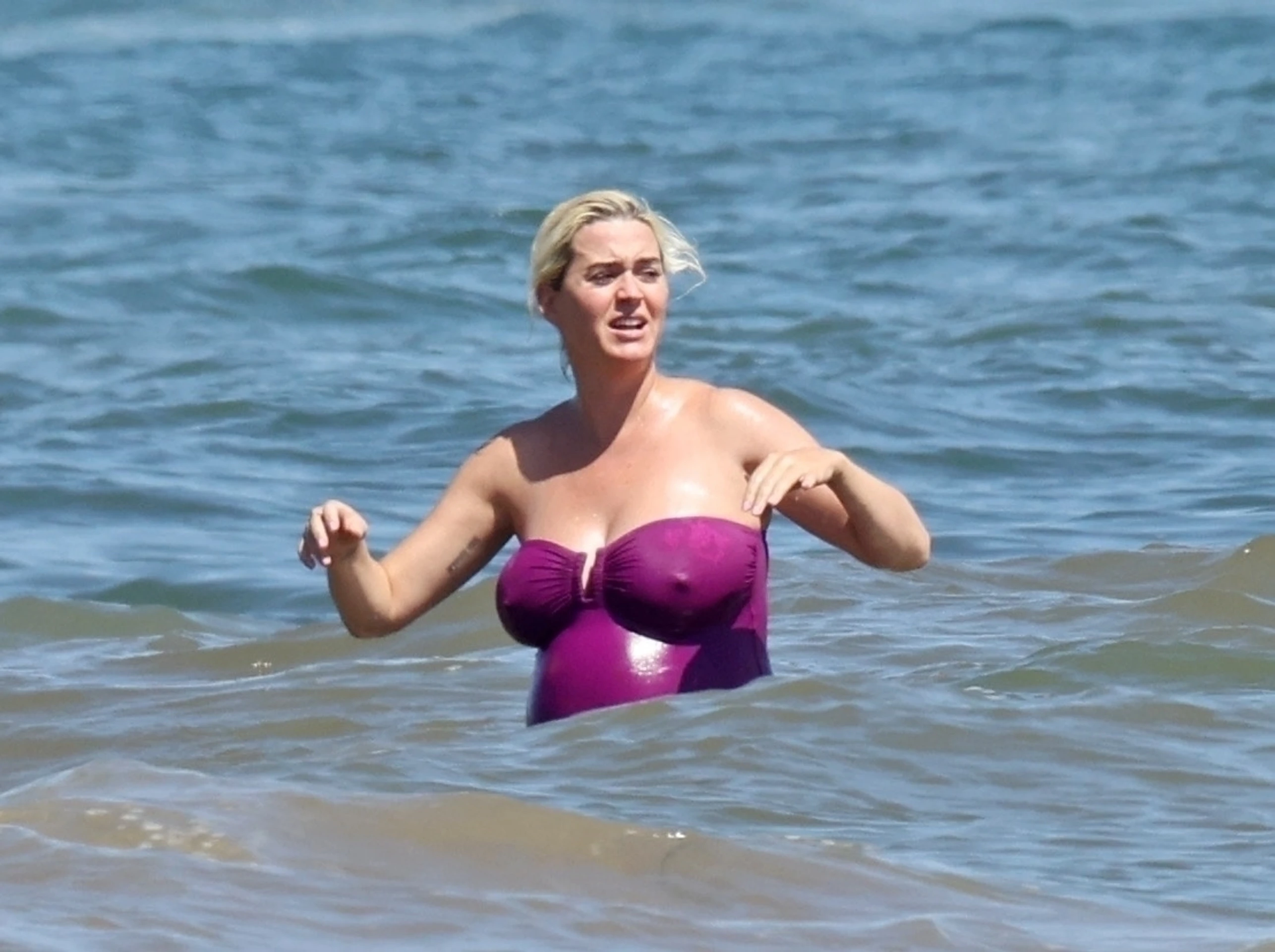 Katy Perry ukázala tehotenské bruško