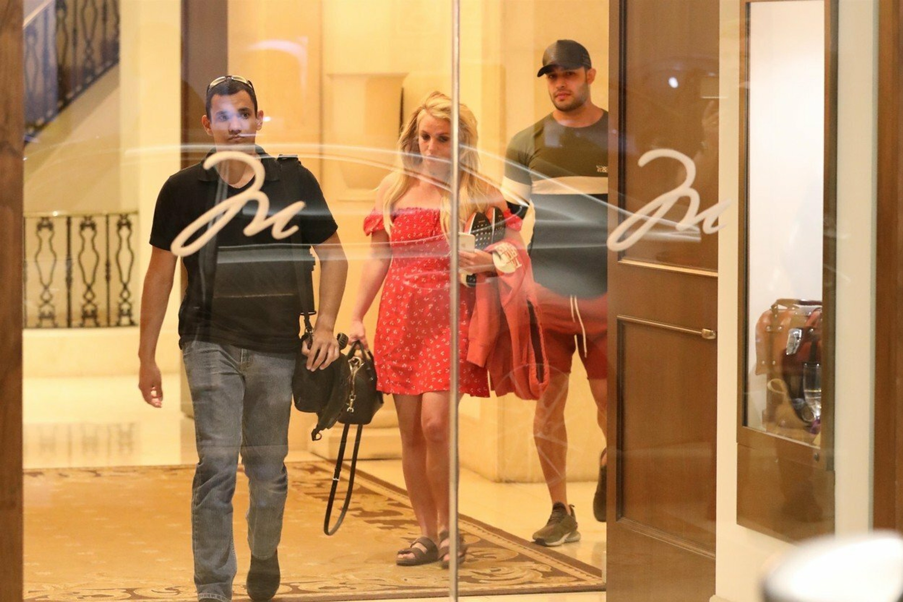 Britney Spears opúšťa hotel v Beverly Hills v sprievode jej priateľa Sama Asghariho