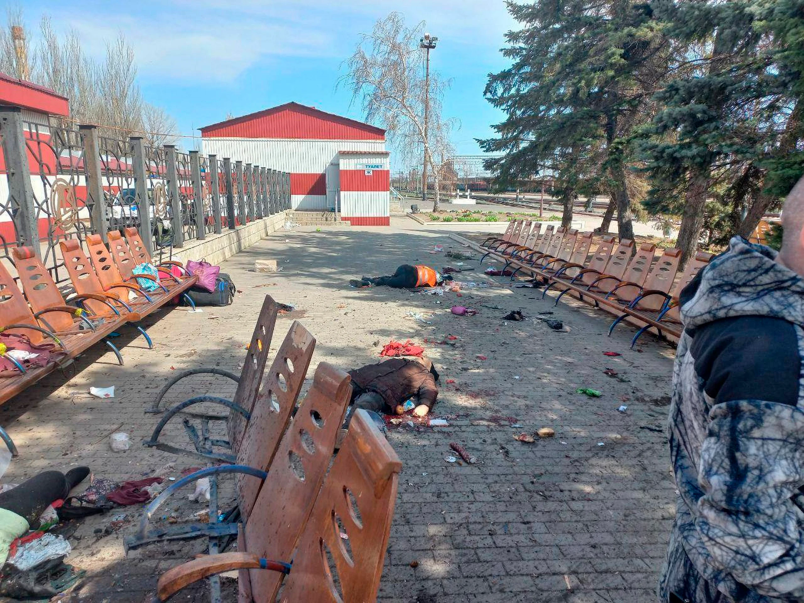 Na snímke mŕtve telá ležia na zemi po ruskom raketovom útoku na železničnú stanicu v meste Kramatorsk.