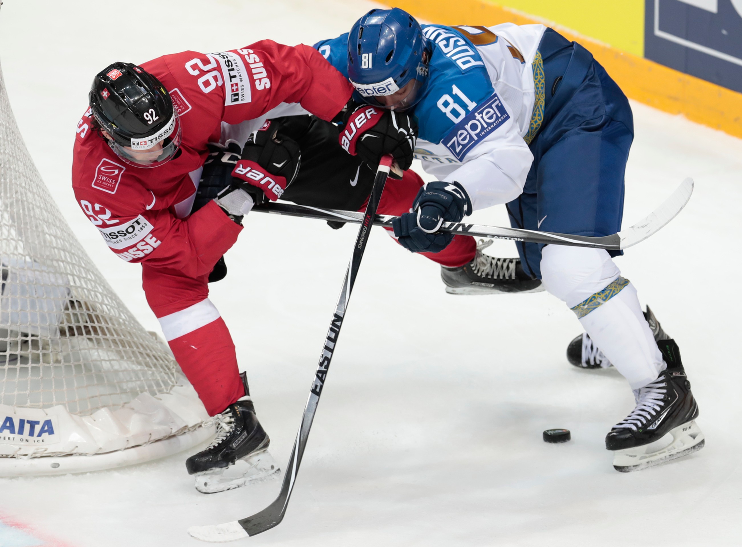 Súboj hráčov švajčiarskeho a kazašského tímu počas duelu na MS v Rusku.