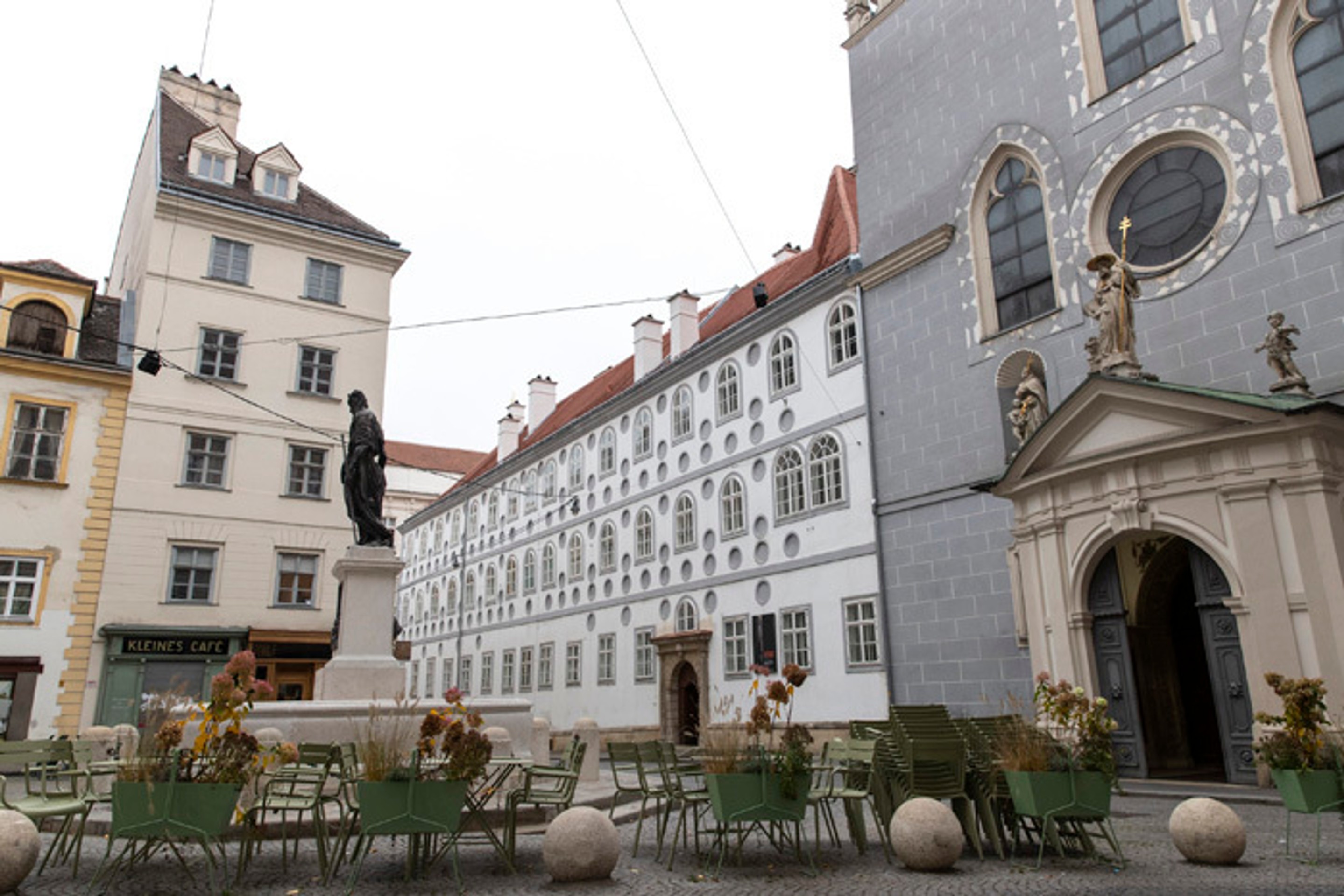 Prázdne stoličky pred kaviarňou vo Viedni 