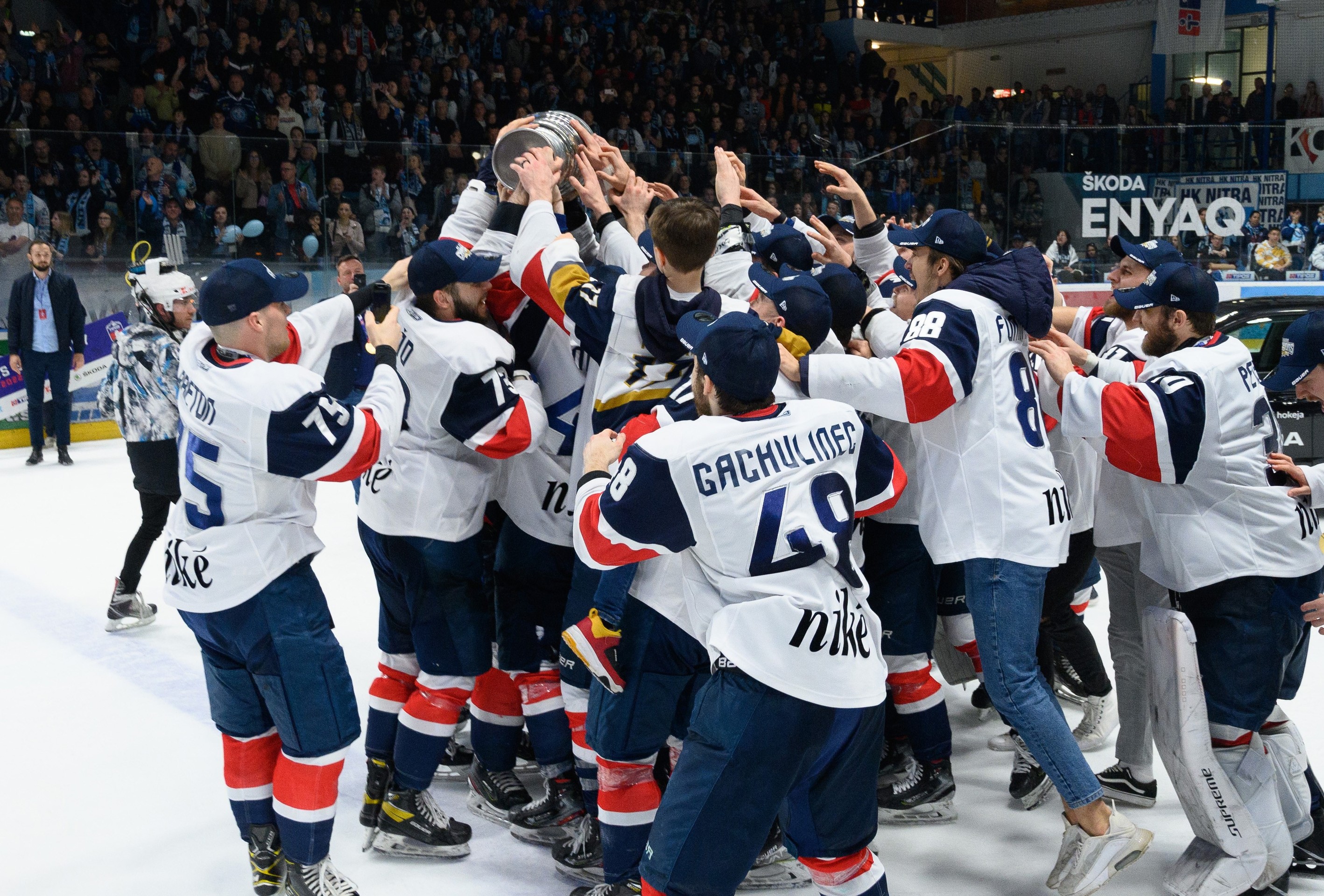 Na snímke radosť hráčov HC Slovan po zisku titulu.