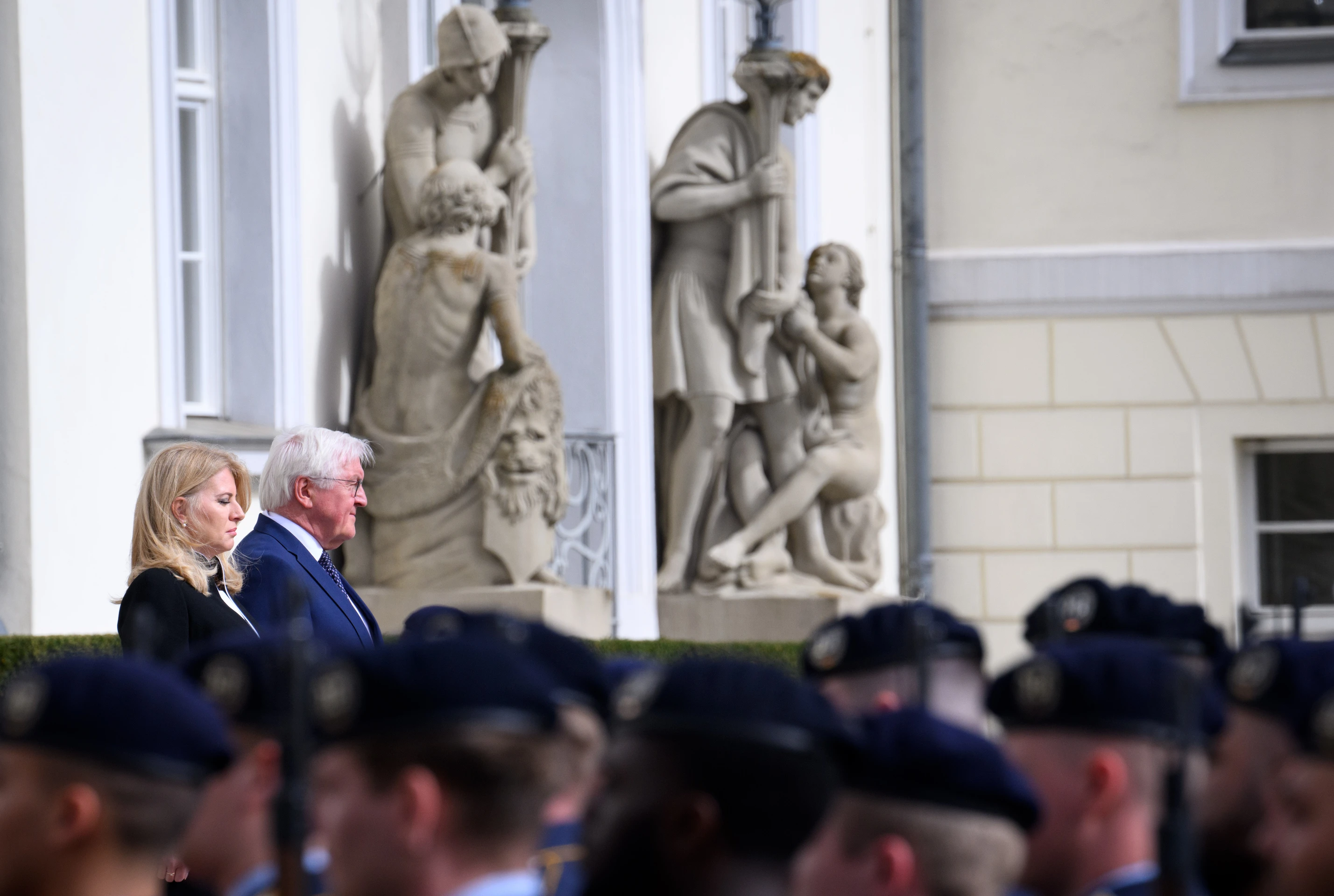 Nemecký prezident Frank-Walter Steinmeier víta slovenskú prezidentku Zuzanu Čaputovú v rámci jej návštevy Nemecka 9. apríla 2024 v Berlíne.