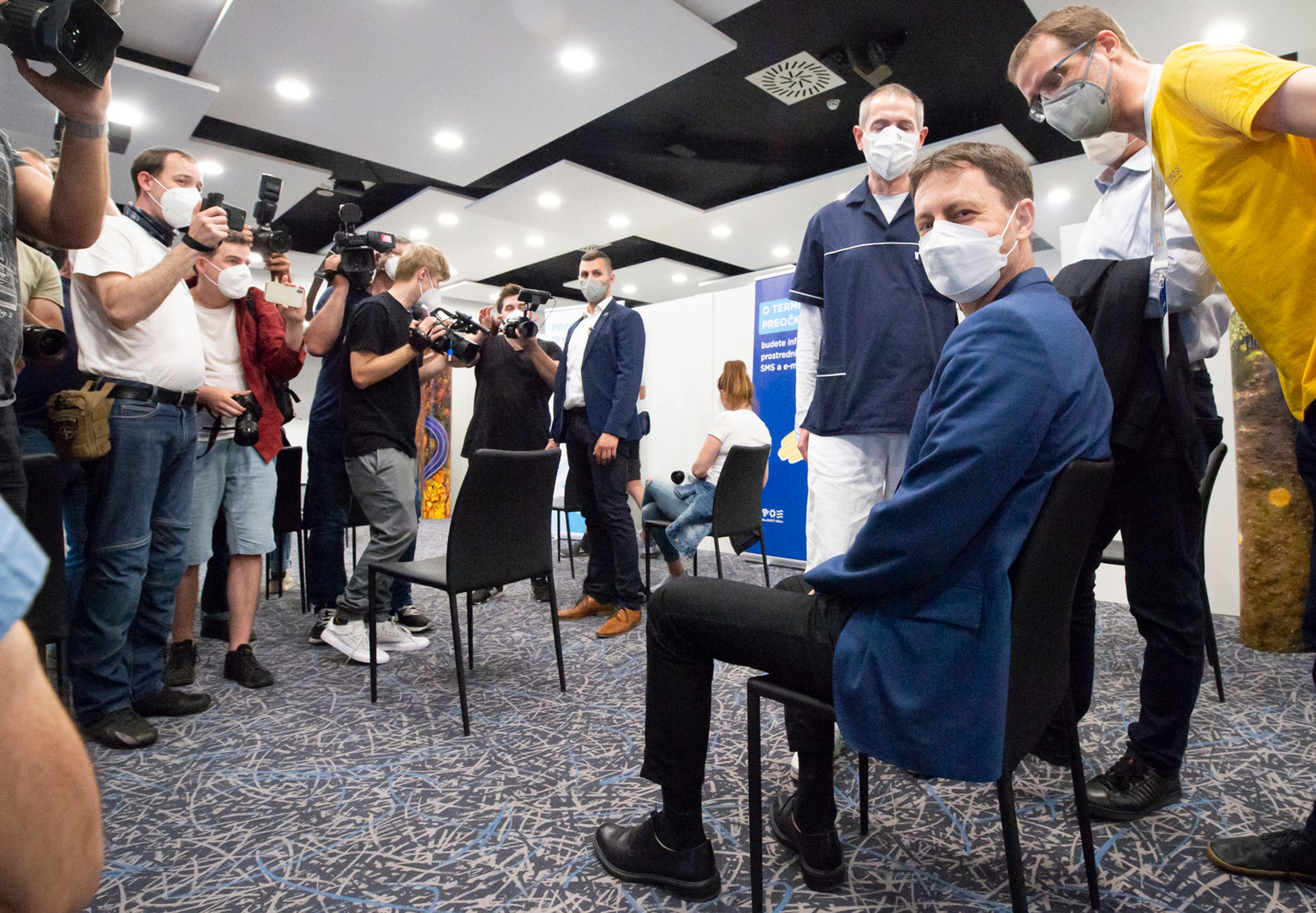 Premiér Eduard Heger počas čakania na očkovanie.
